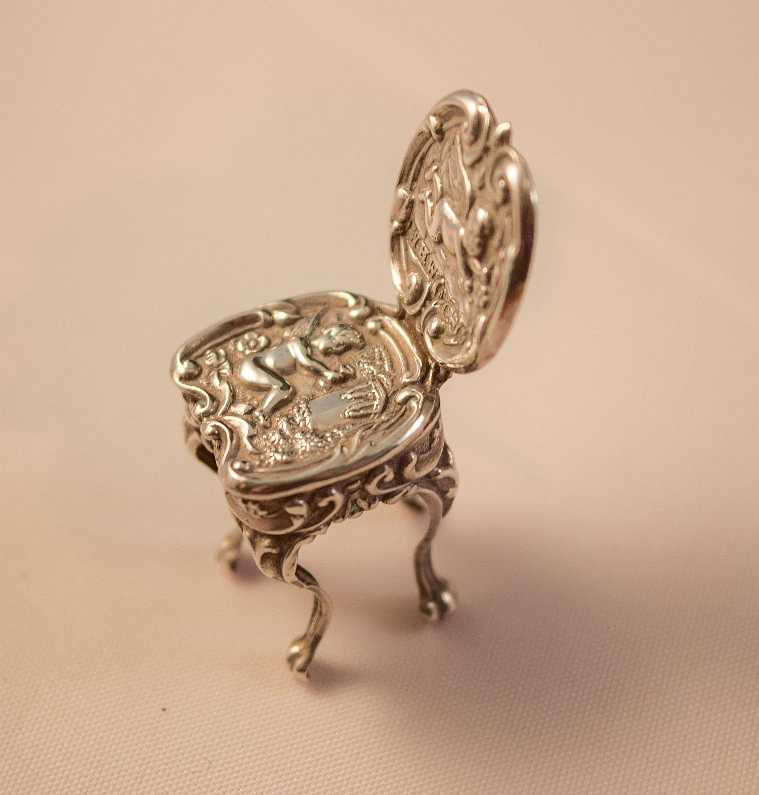 Eine Edwardianische Silber Novelty Miniatur  Stuhl im Queen Anne-Stil. Birmingham 1901 im Angebot 1