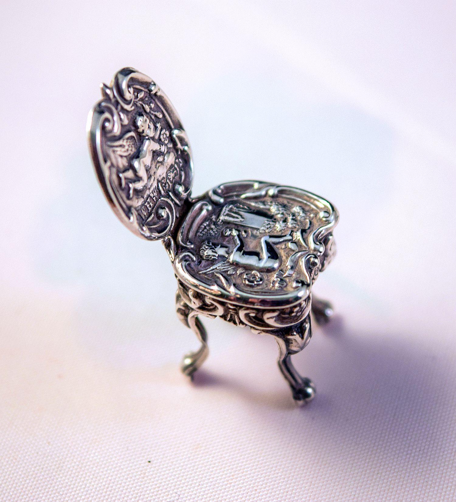 Eine Edwardianische Silber Novelty Miniatur  Stuhl im Queen Anne-Stil. Birmingham 1901 im Angebot 3
