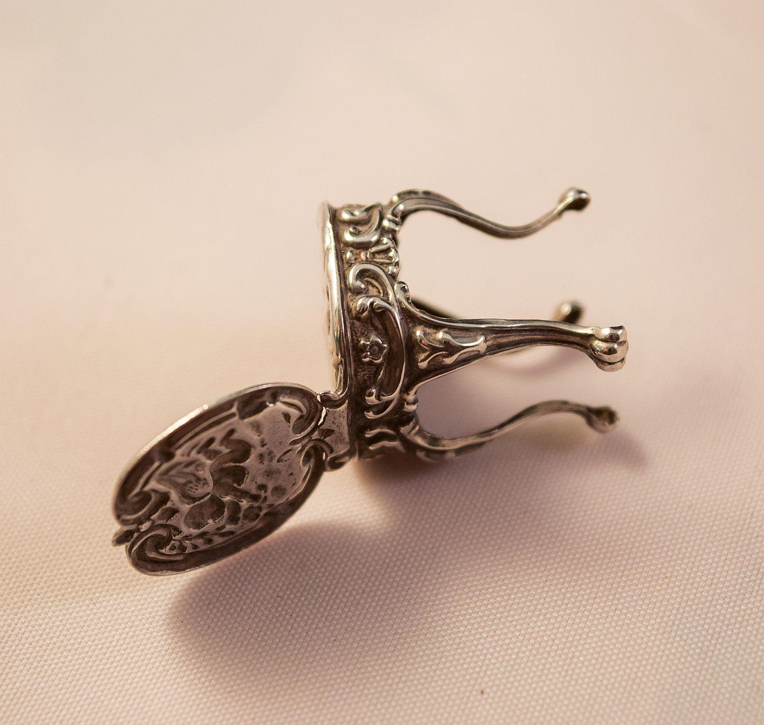 Eine Edwardianische Silber Novelty Miniatur  Stuhl im Queen Anne-Stil. Birmingham 1901 im Angebot 5