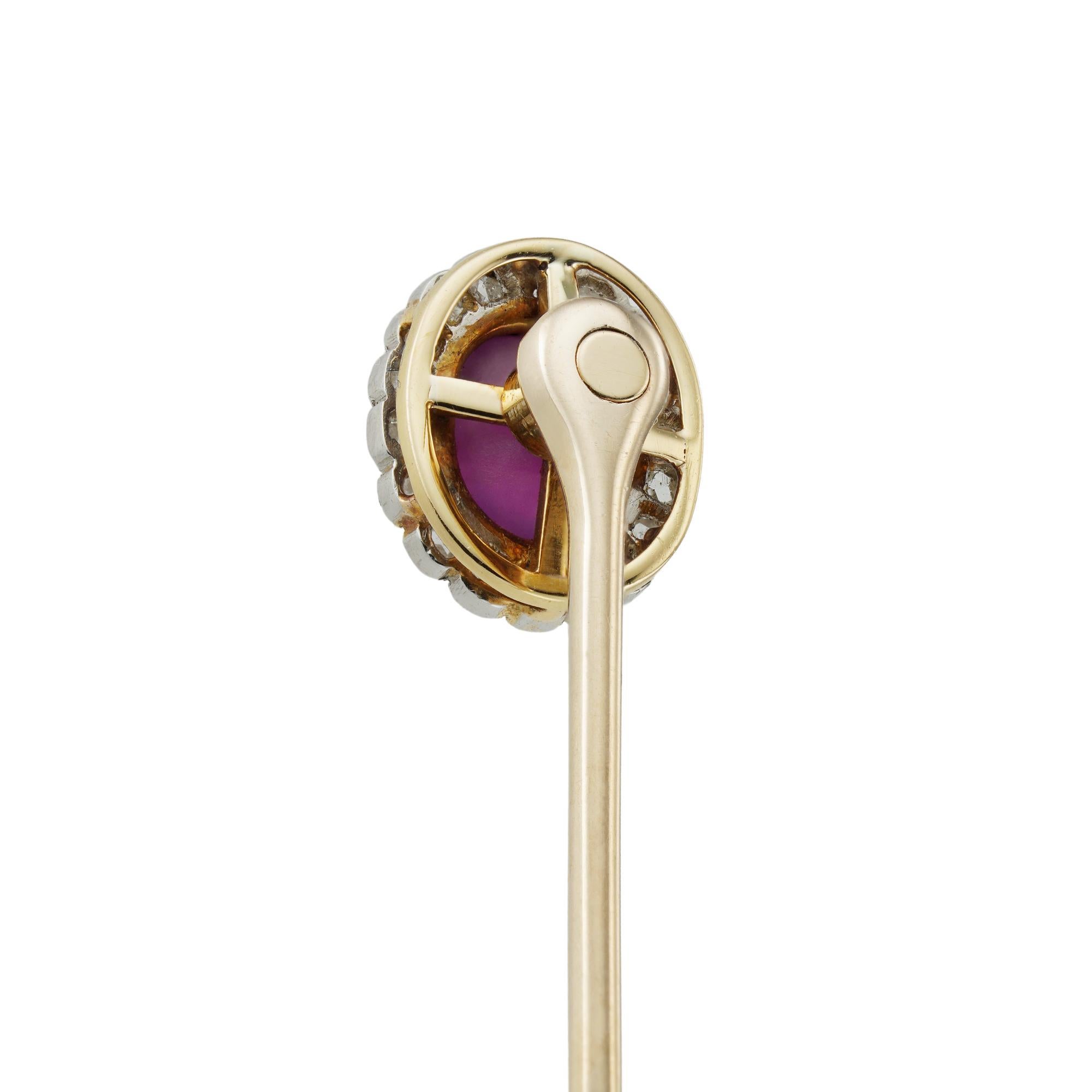 Épingle de bâton Edouardienne en rubis étoilé et diamant, le rubis de forme ovale taillé en cabochon dont le poids est estimé à 0,5 carats, entouré de dix-huit diamants taillés en rose, le tout finement serti en or jaune et platine, avec une épingle