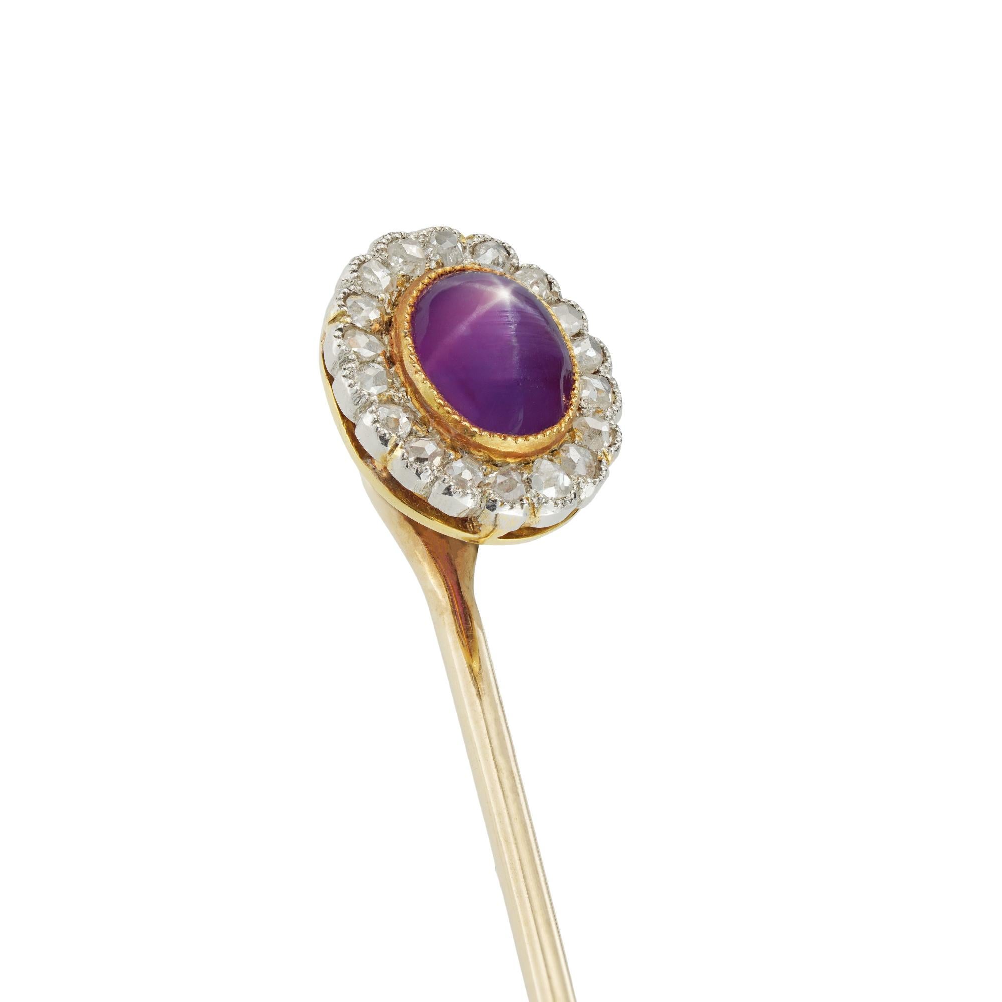Taille cabochon Épingle à bâton de l'époque édouardienne, ornée d'une étoile en rubis et de diamants en vente