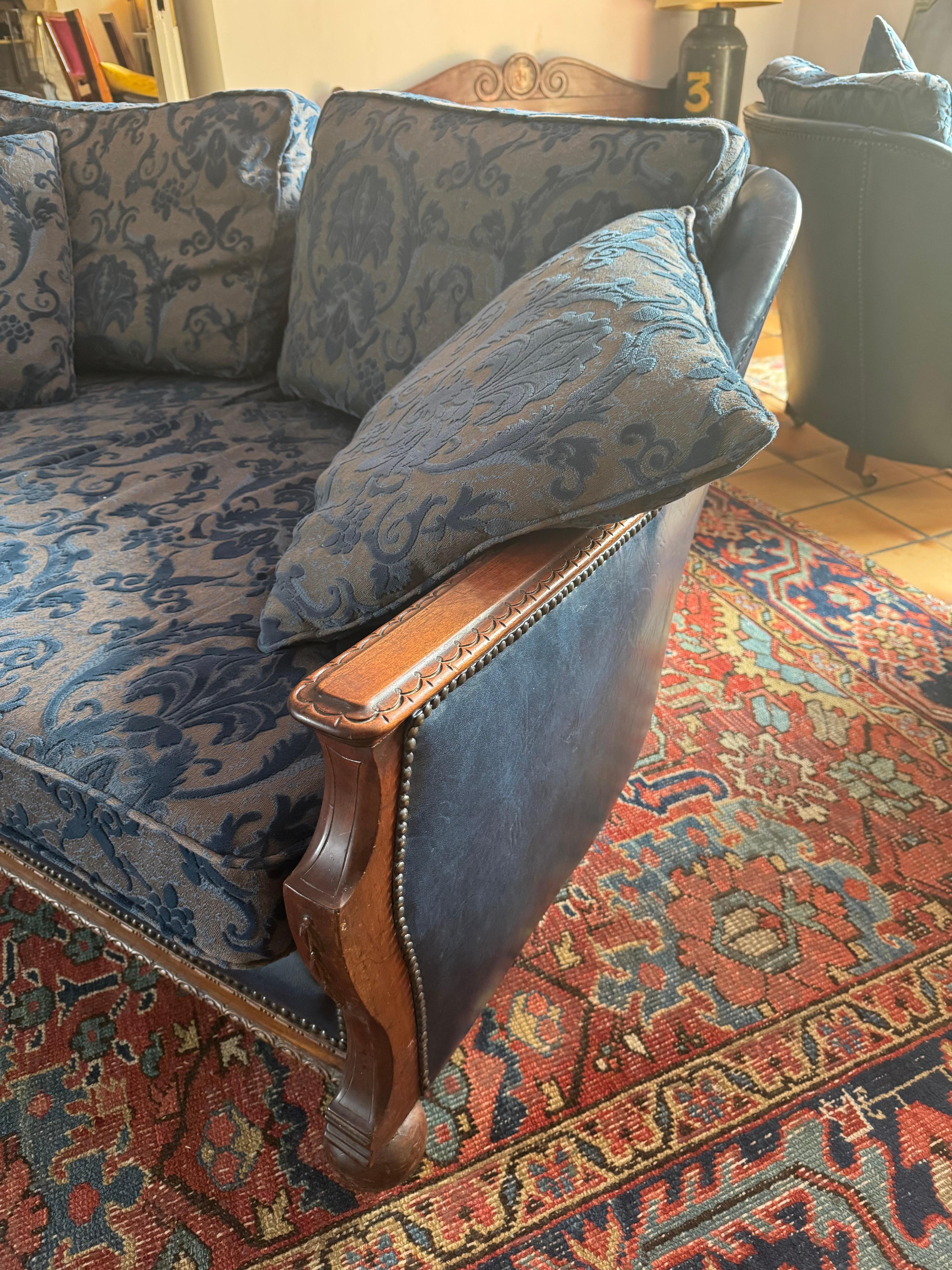 Polished An Edwardian three piece suite including pair of chairs and sofa For Sale