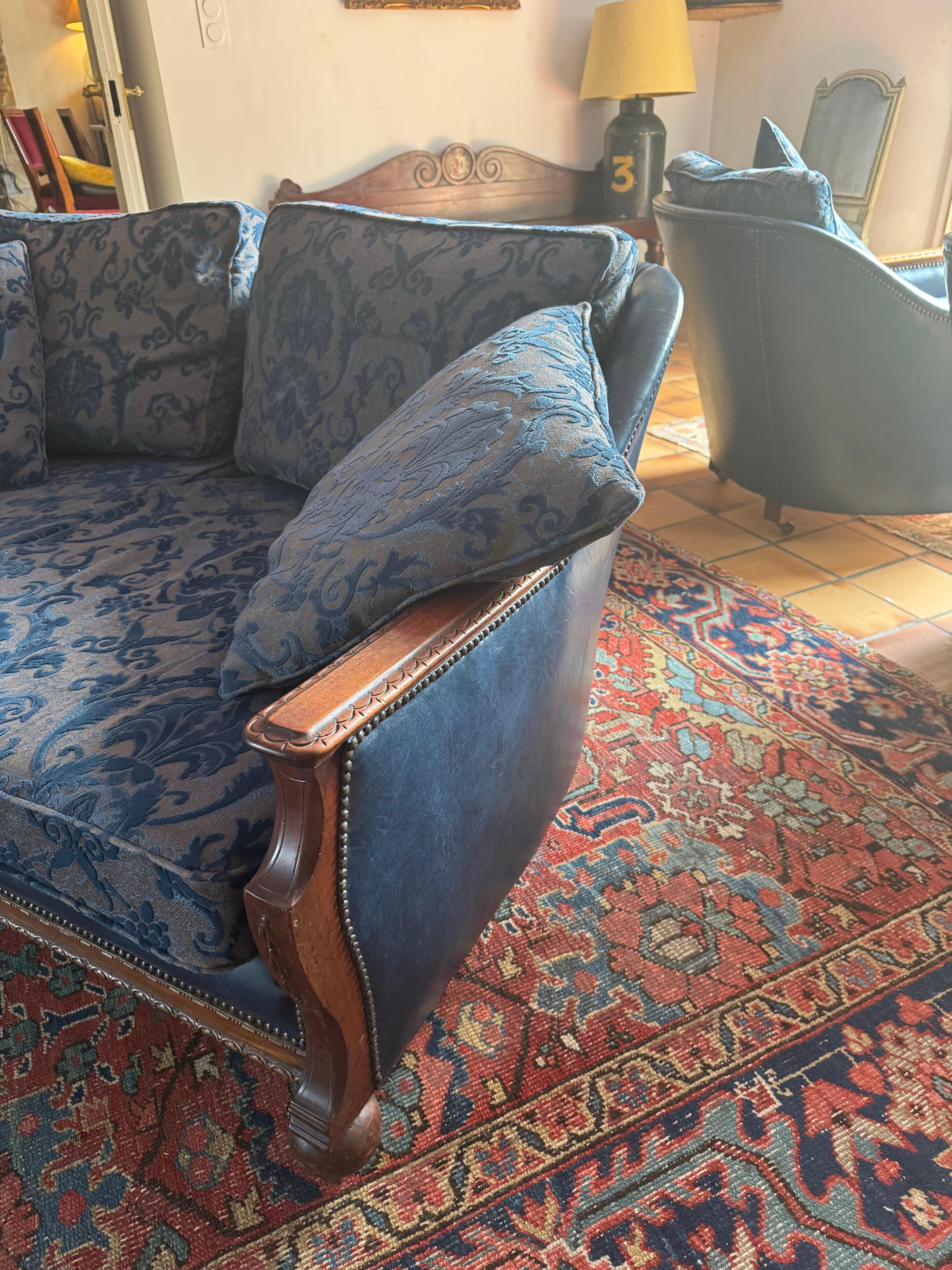An Edwardian three piece suite including pair of chairs and sofa In Good Condition For Sale In London, GB