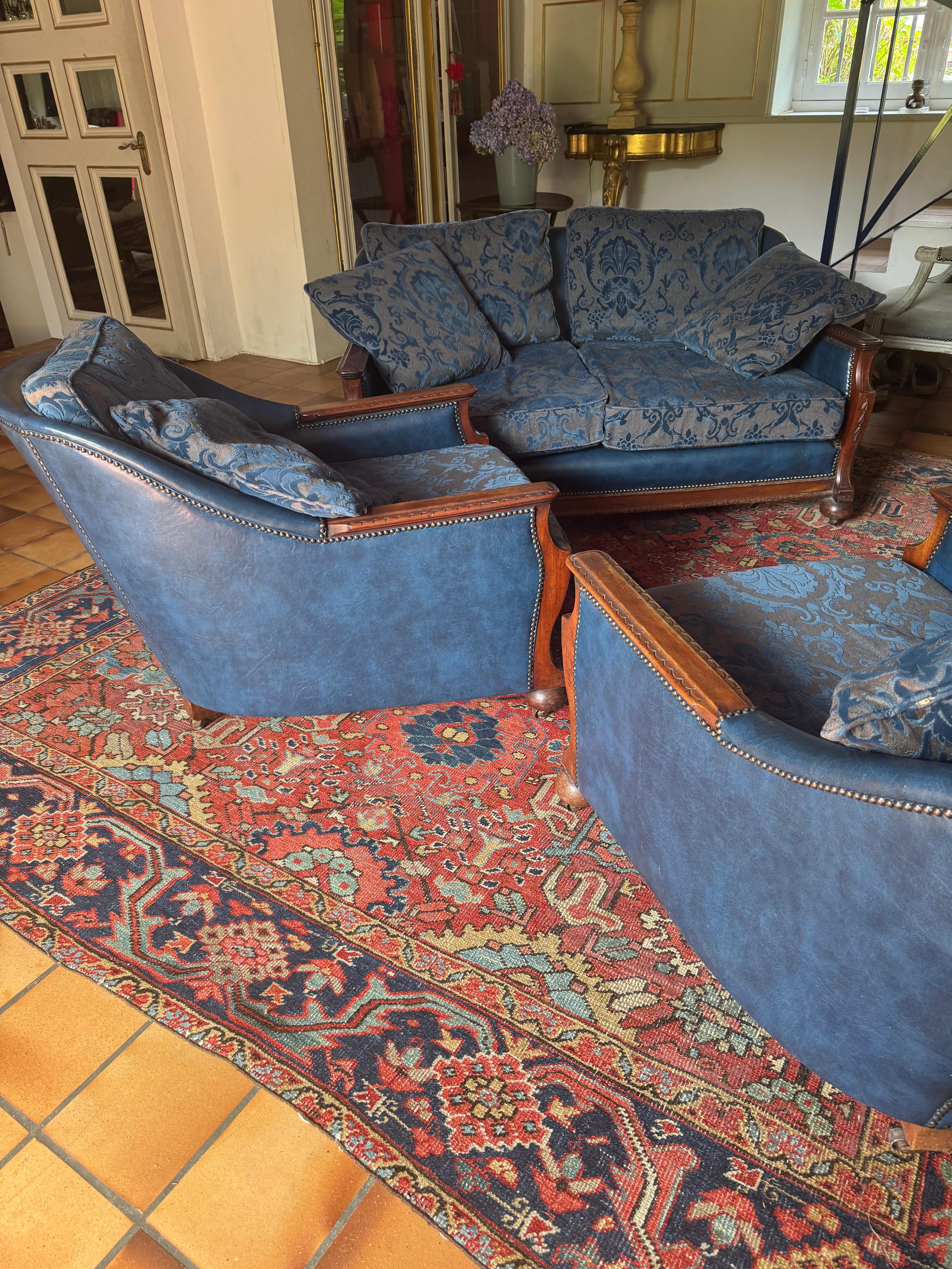 Early 20th Century An Edwardian three piece suite including pair of chairs and sofa For Sale