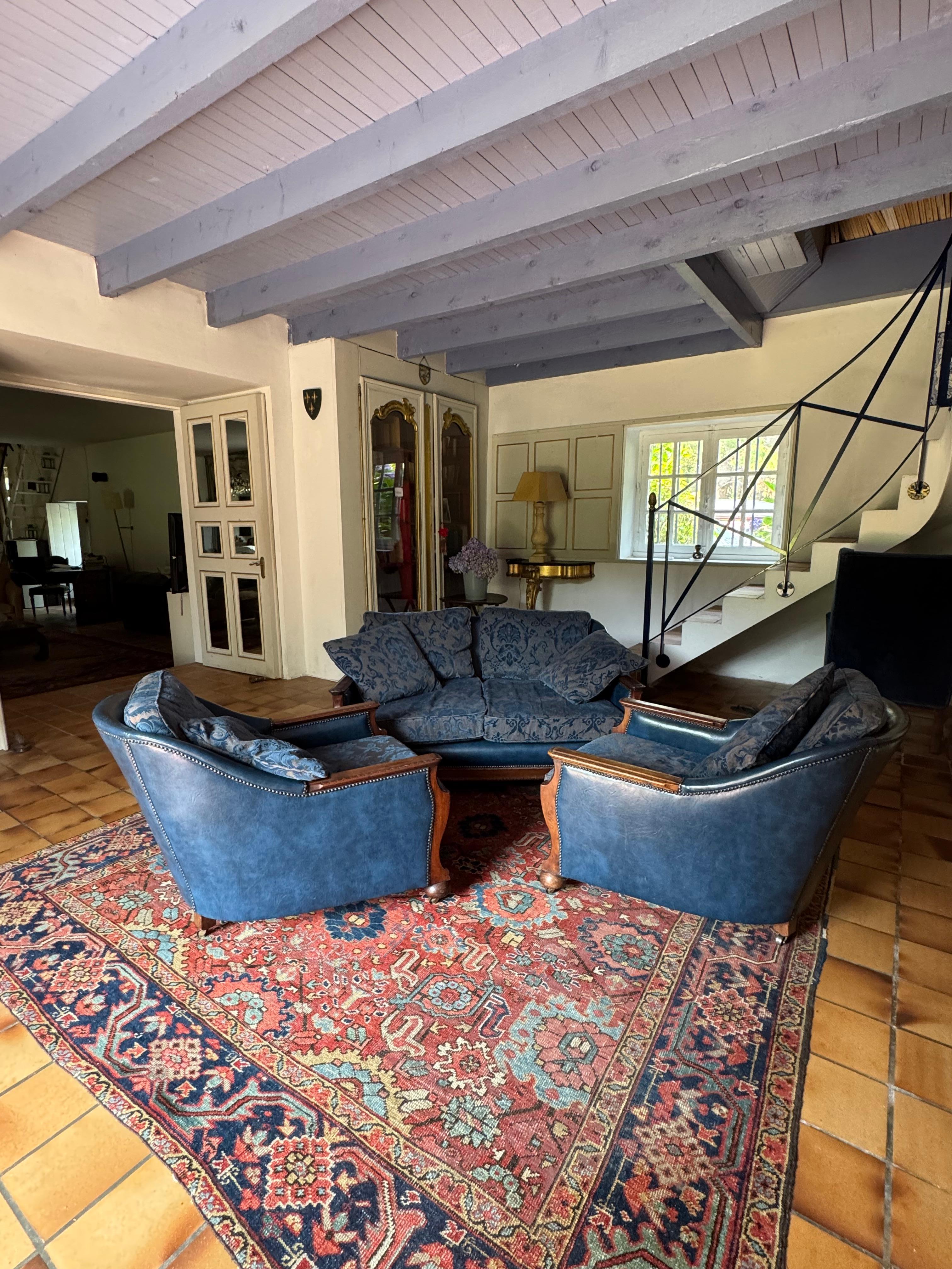 An Edwardian three piece suite including pair of chairs and sofa For Sale 1