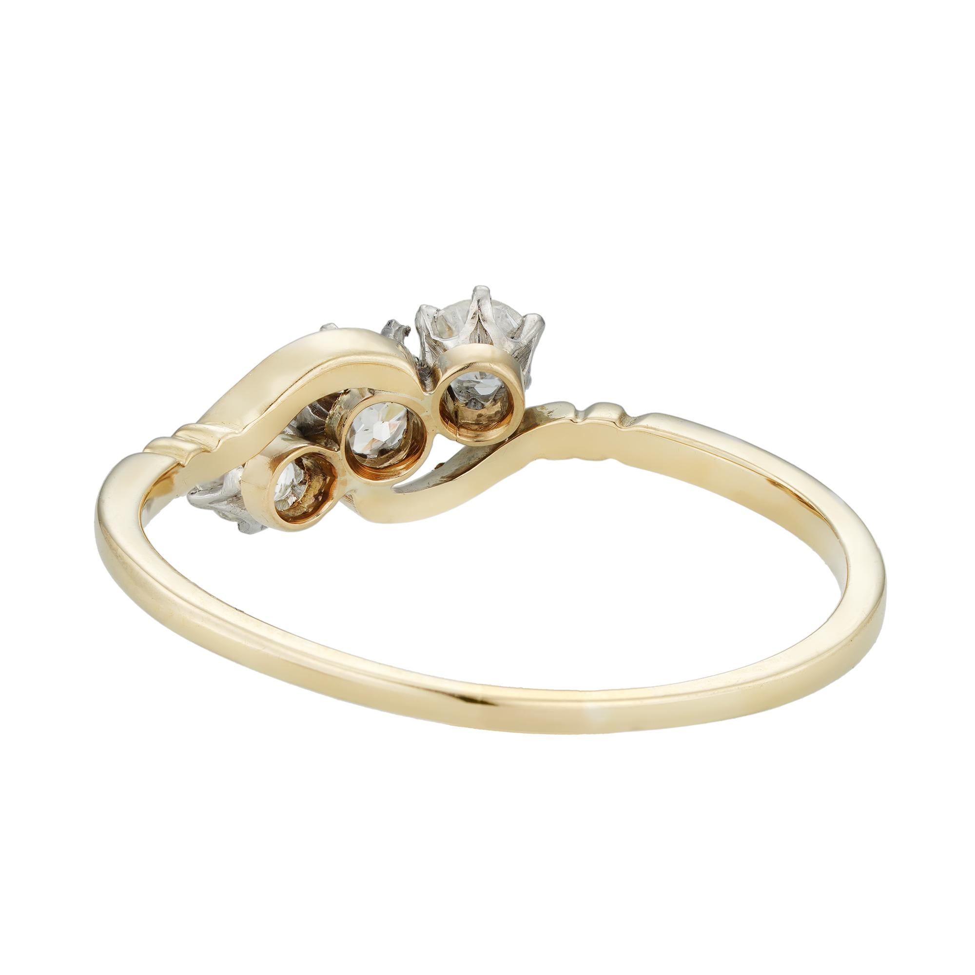 An Edwardian three-stone diamond ring In Good Condition For Sale In London, GB