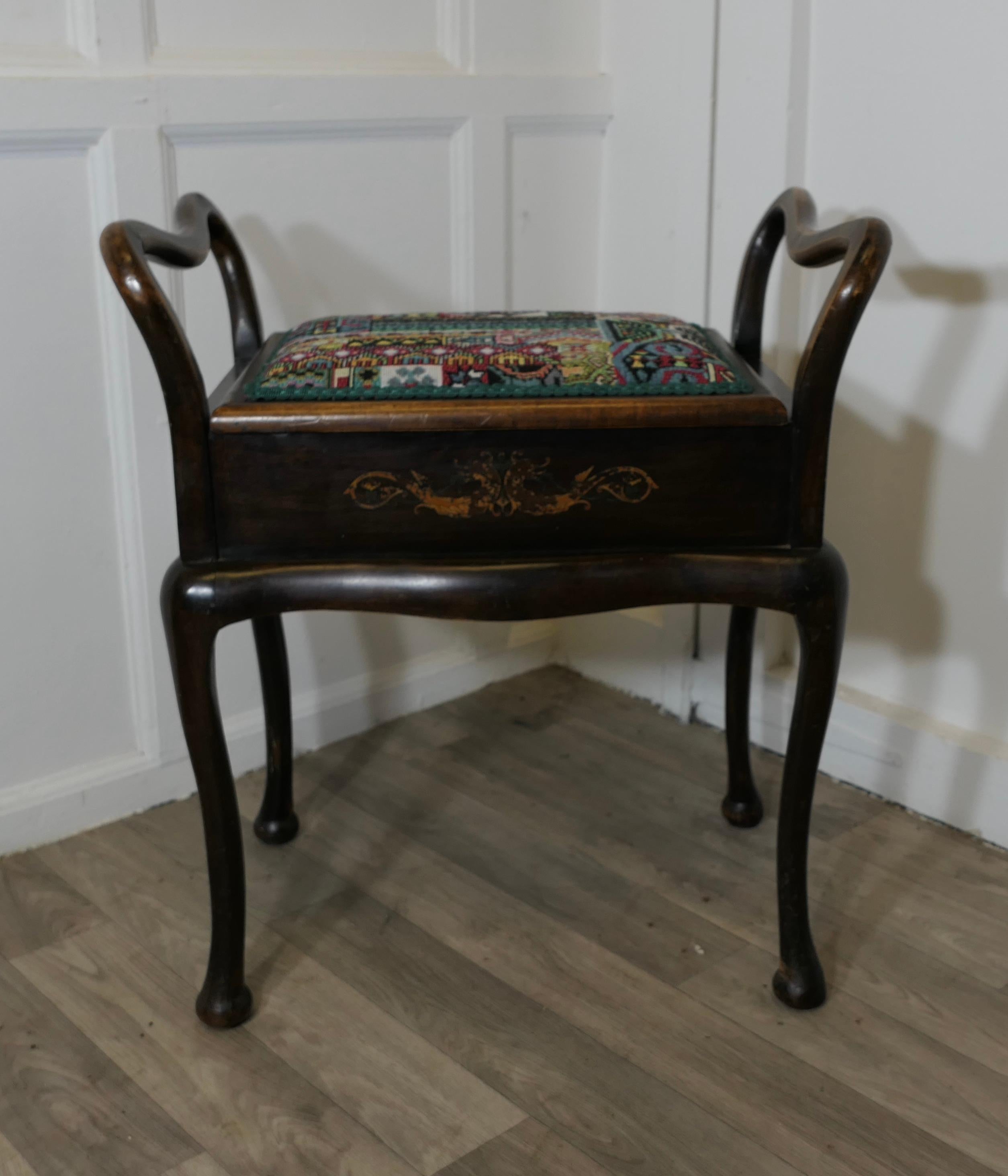 Ein edwardianischer Klavierhocker aus gepolstertem Bugholz

Dieser charmante Klavierhocker ist in gutem Zustand, es hat eine abgenutzte gemalt Design auf der Vorderseite und der Sitz wurde mit einem schönen hellen Boho Wolle Arbeit neu gepolstert,