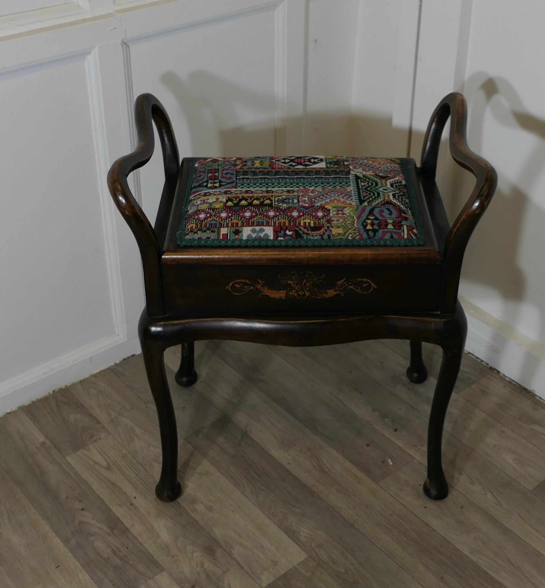 Ein edwardianischer Klavierhocker aus gepolstertem Bugholz (Böhmisch) im Angebot
