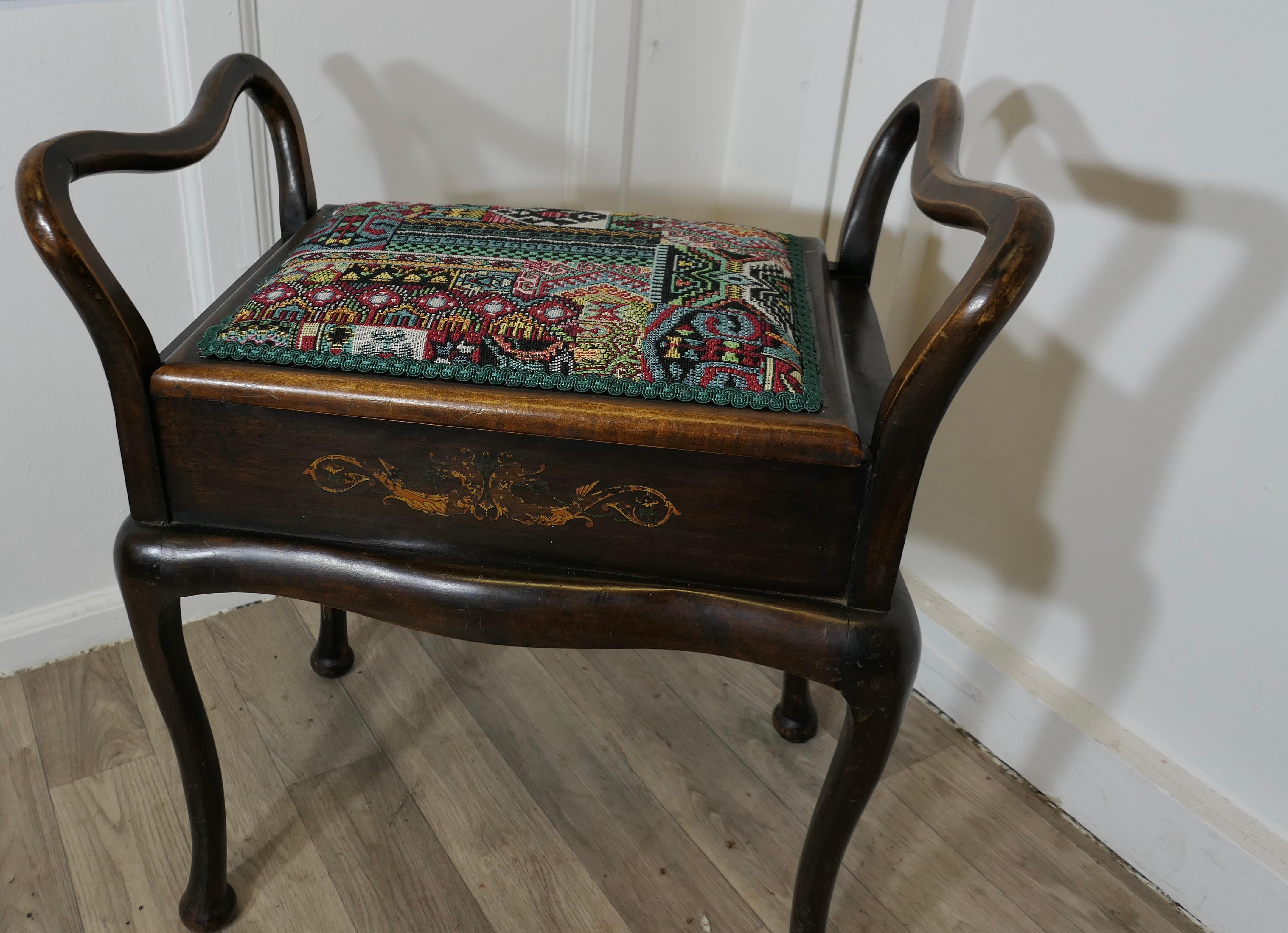 Ein edwardianischer Klavierhocker aus gepolstertem Bugholz (Frühes 20. Jahrhundert) im Angebot
