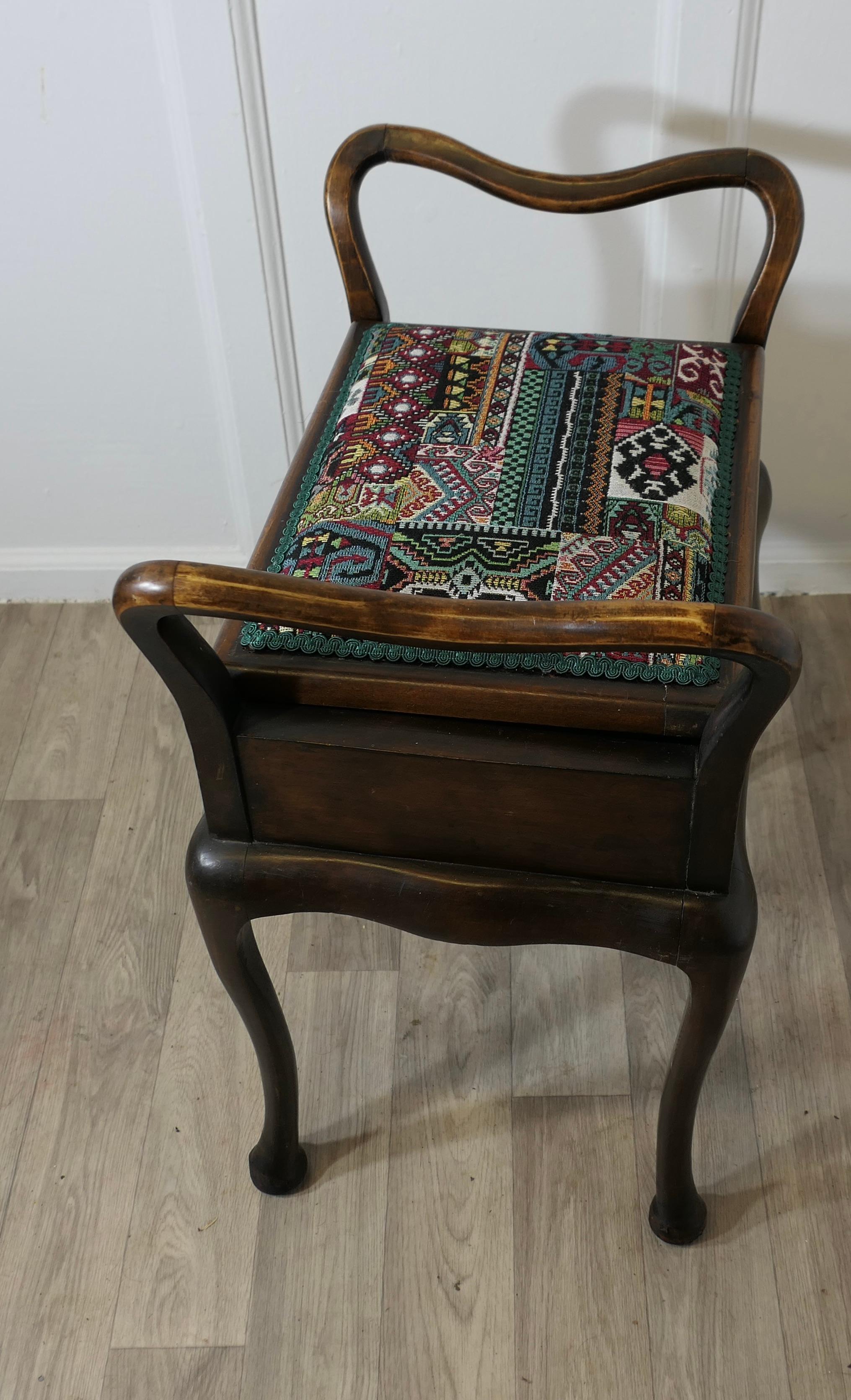 Ein edwardianischer Klavierhocker aus gepolstertem Bugholz im Angebot 1