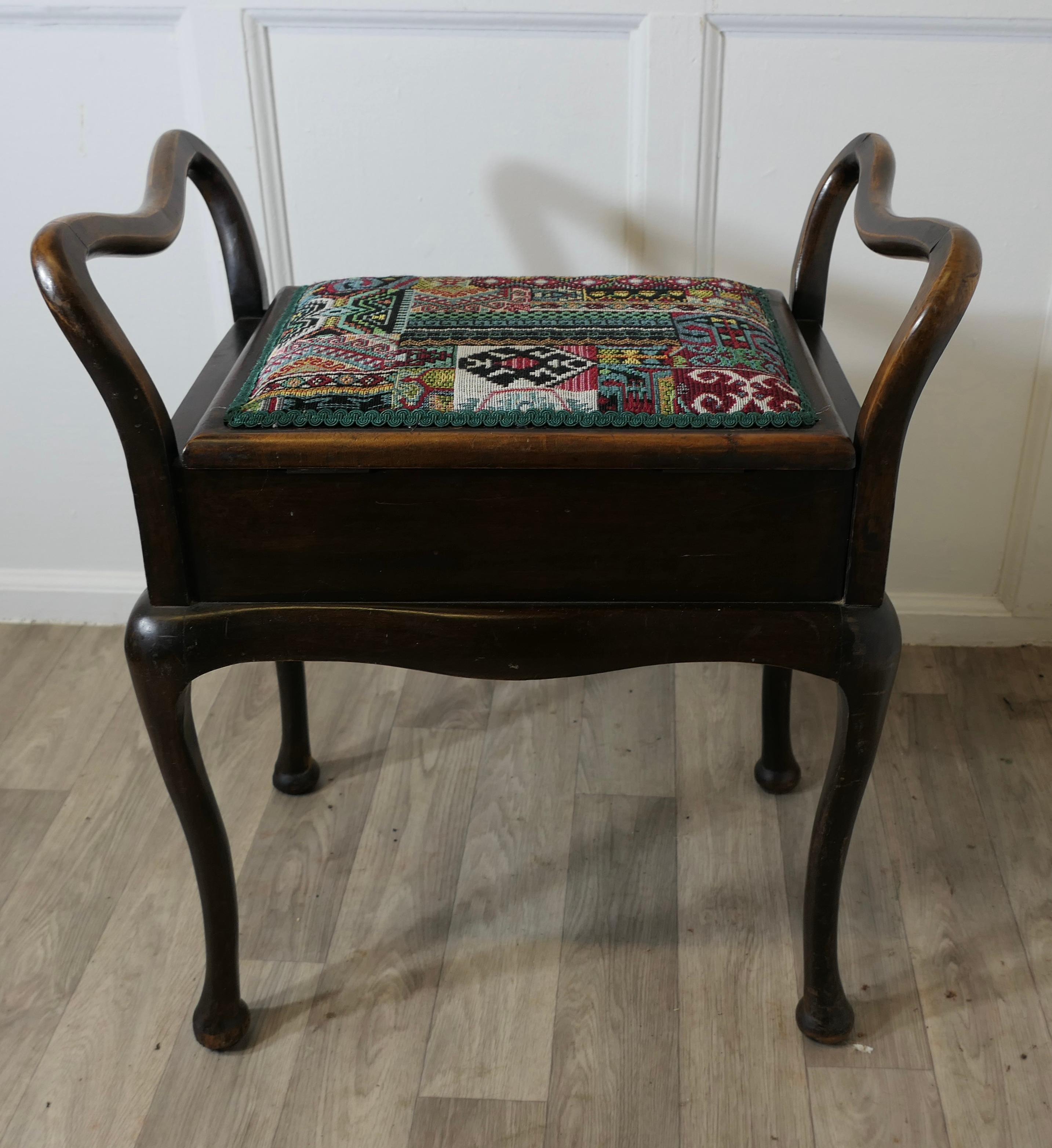 Ein edwardianischer Klavierhocker aus gepolstertem Bugholz im Angebot 2