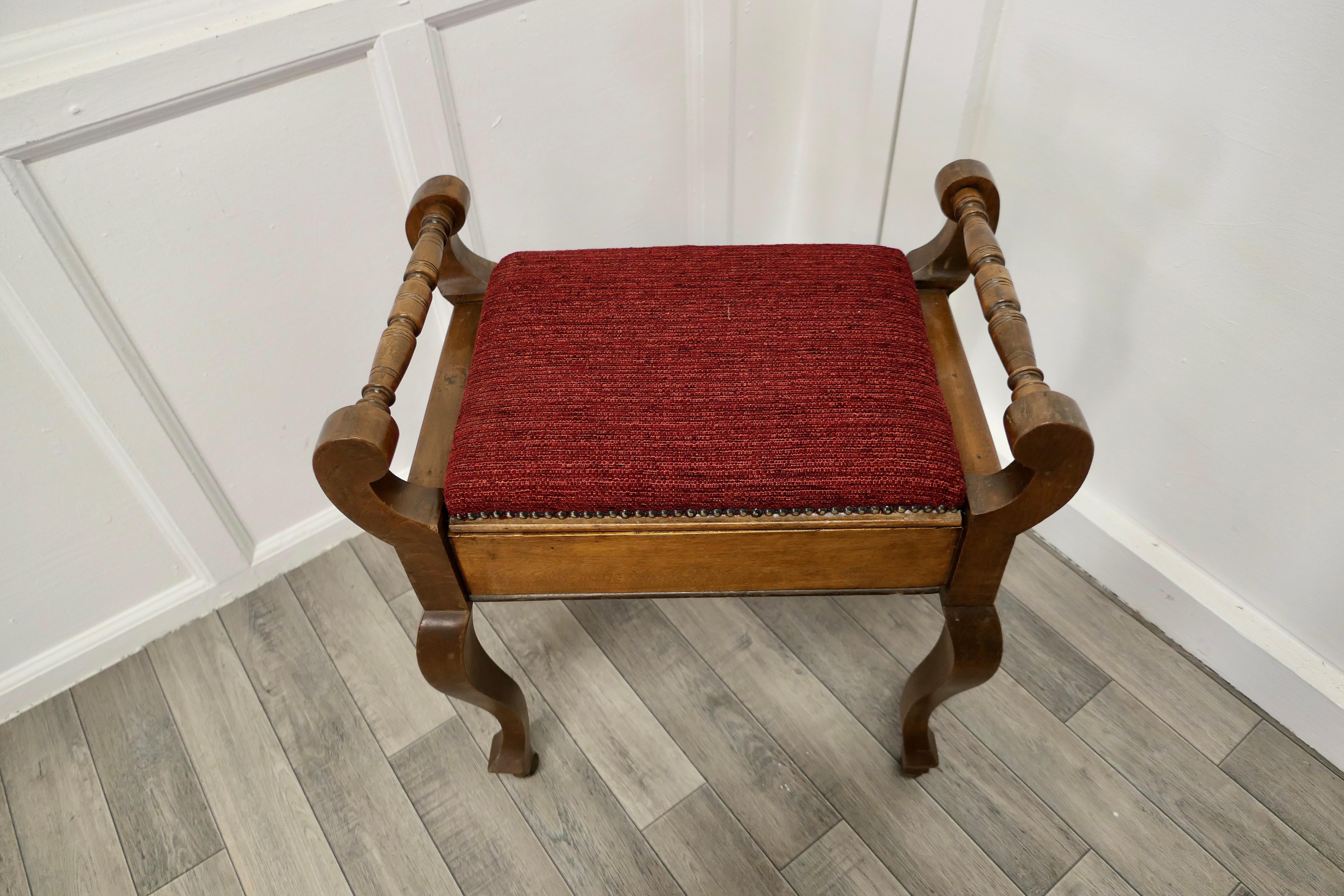 An Edwardian Walnut Piano Stool


This Elegant Walnut Piano stool is in good condition, it stands on shapely cabriole legs and the seat is newly upholstered with a wine coloured chenille and has  a studded border  
The seat opens for the storage of