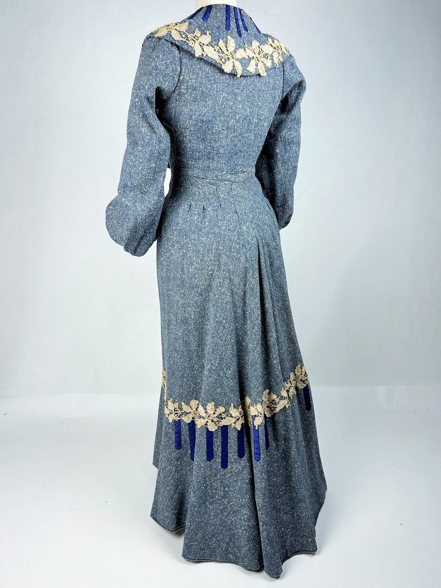 An Edwardian Winter day dress in blue Chiné wool - France Circa 1905 For Sale 6