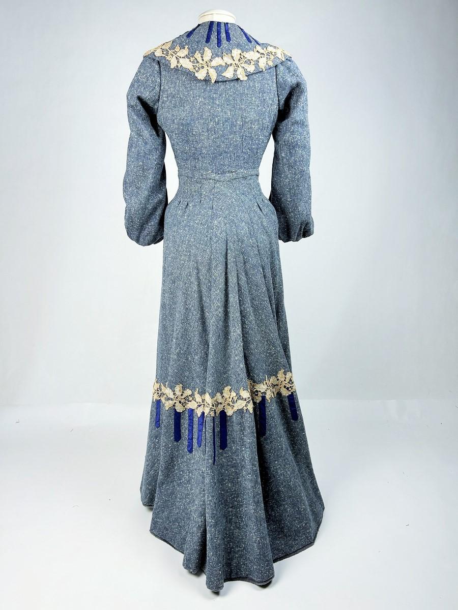 An Edwardian Winter day dress in blue Chiné wool - France Circa 1905 For Sale 6