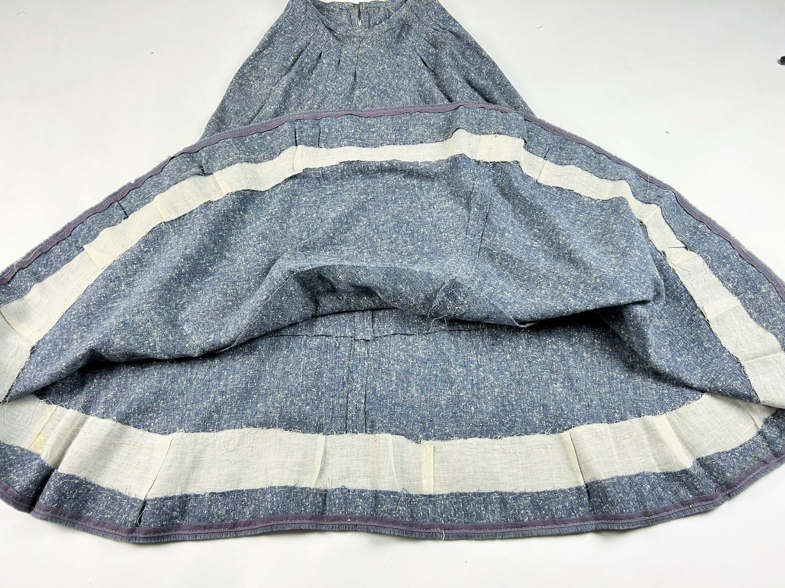An Edwardian Winter day dress in blue Chiné wool - France Circa 1905 For Sale 12