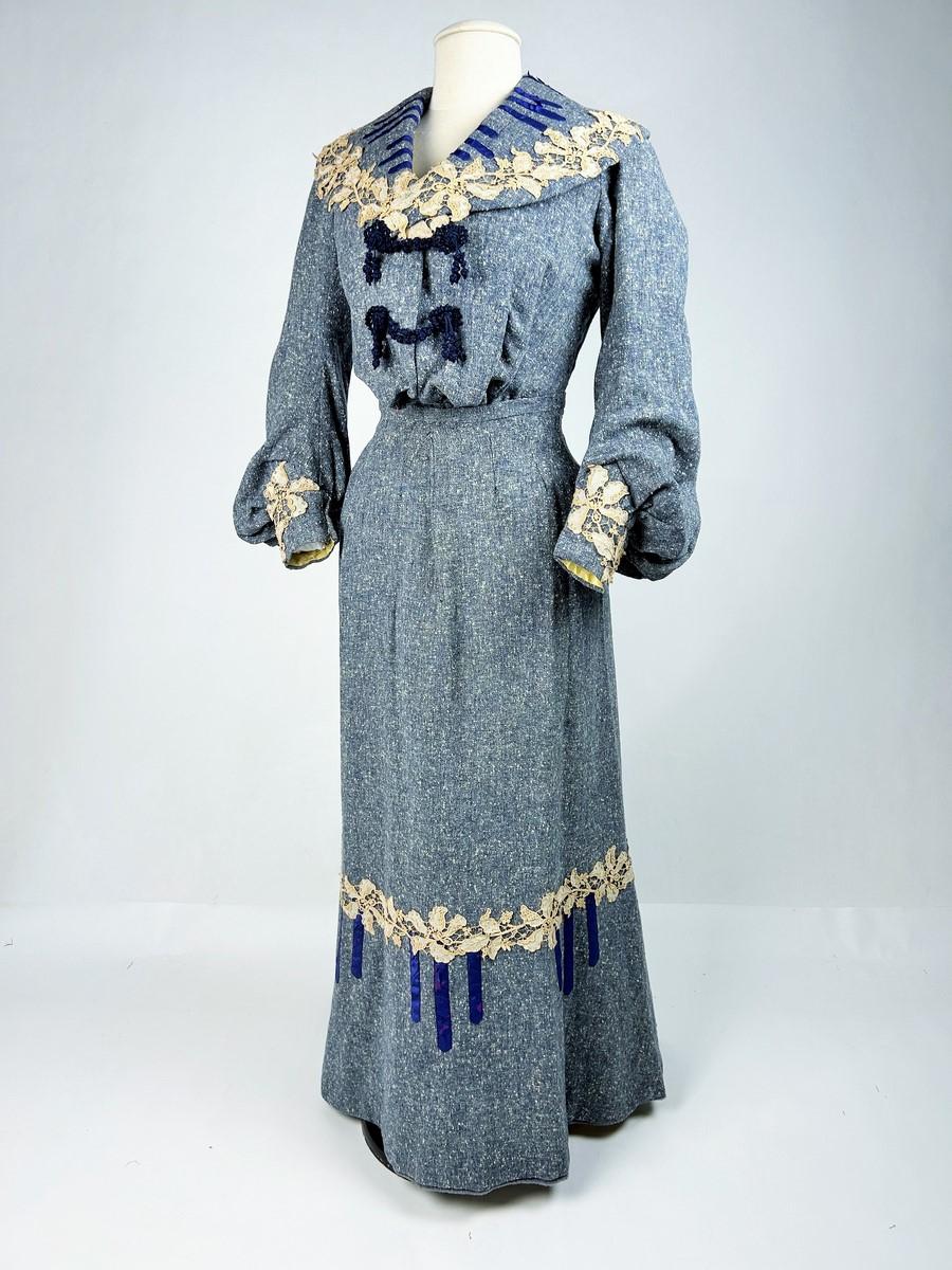 An Edwardian Winter day dress in blue Chiné wool - France Circa 1905 For Sale 1