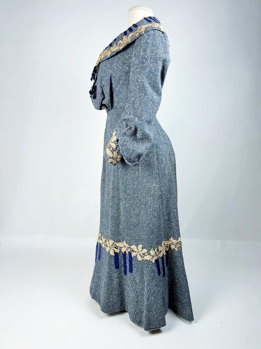 An Edwardian Winter day dress in blue Chiné wool - France Circa 1905 For Sale 5
