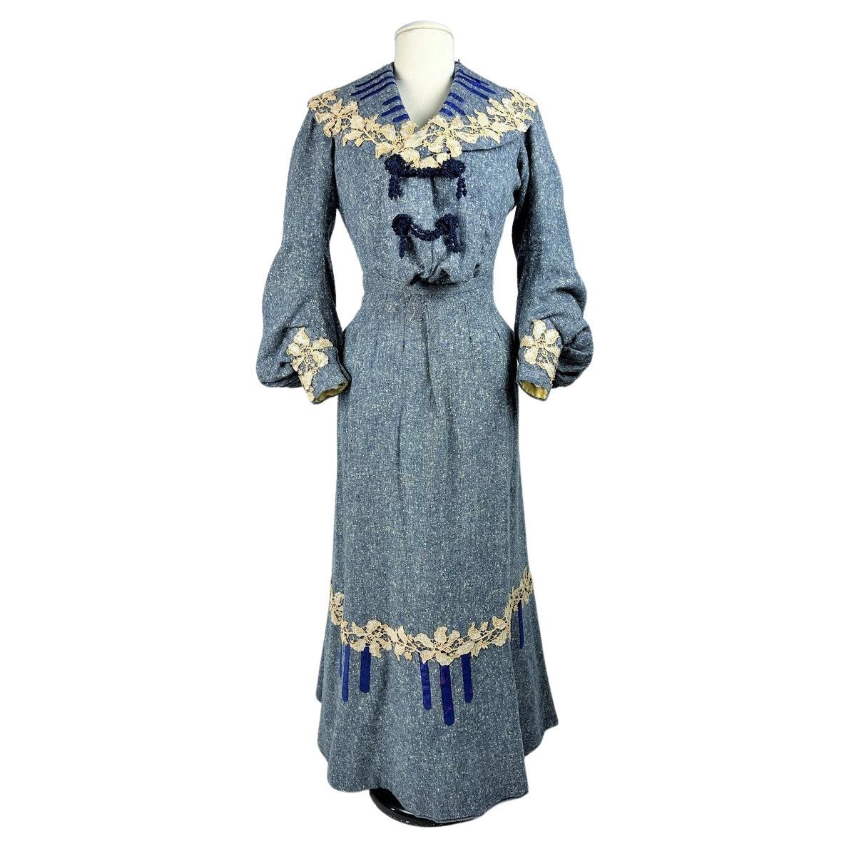 An Edwardian Winter day dress in blue Chiné wool - France Circa 1905 For Sale