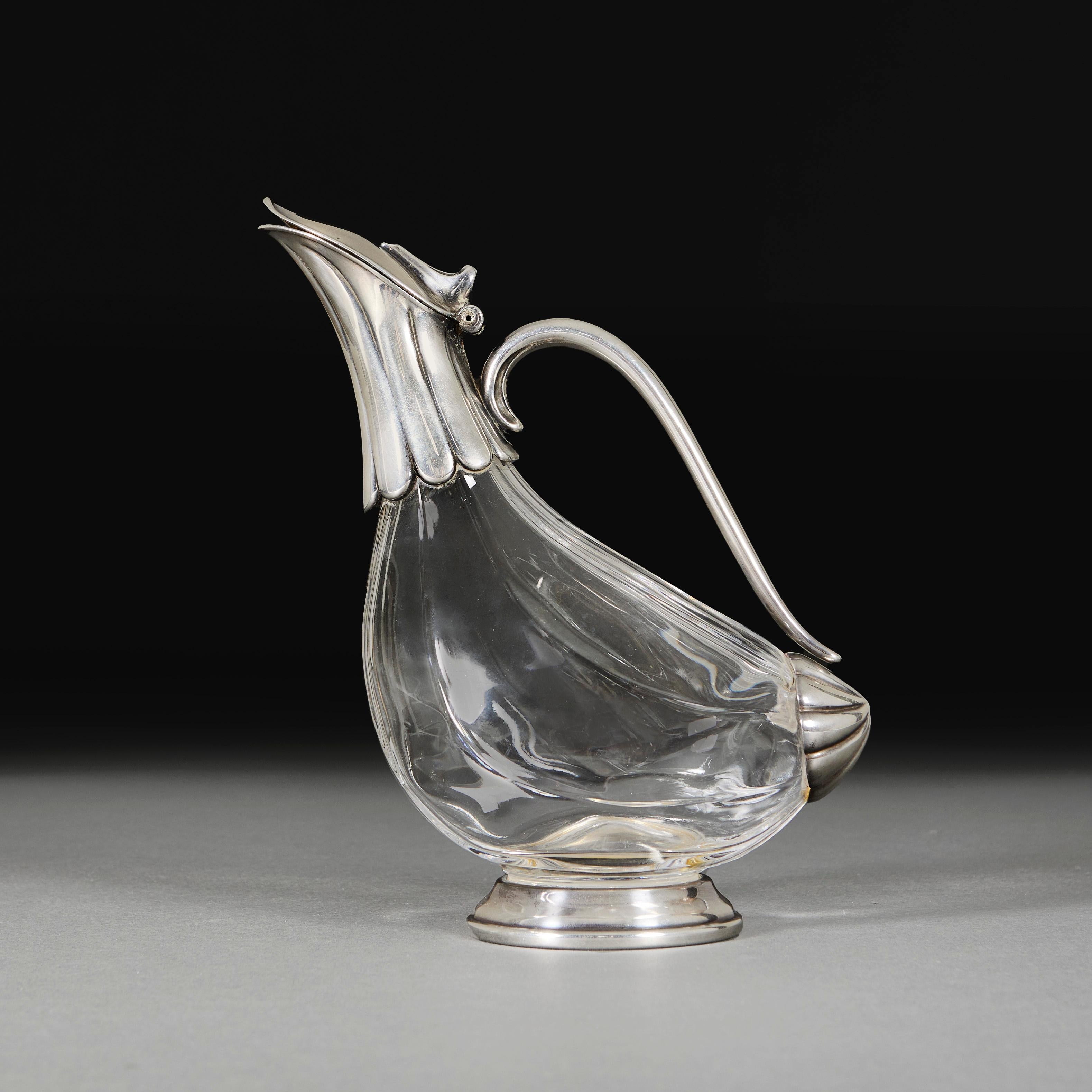 Inghilterra, circa 1910

Un decanter edoardiano in vetro e argento di forma zoomorfa, che imita un'anatra e poggia su una base circolare.

Altezza     25.00cm
Larghezza      20.00cm
Profondità      9.00cm