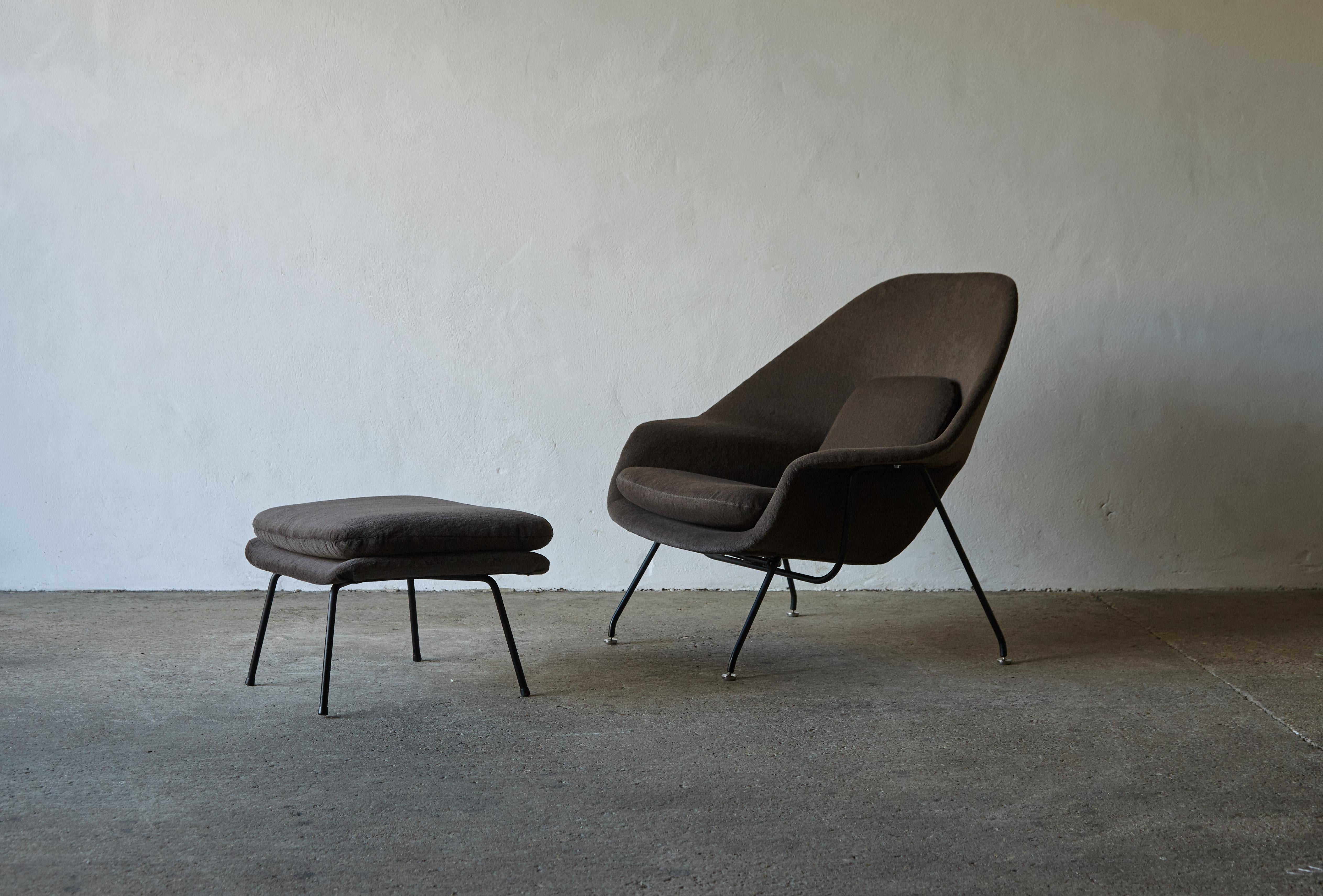 An early production Eero Saarinen womb chair and ottoman, made by Knoll, USA, 1950s. Newly upholstered in luxurious pure Alpaca fabric (brown / grey) with a structure of fibreglass, black enameled steel frames and first edition feet / glides. Fast