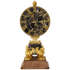 E.F. Horloge Caldwell legging sphinx en marbre noir veiné et bronze doré montée sur pied