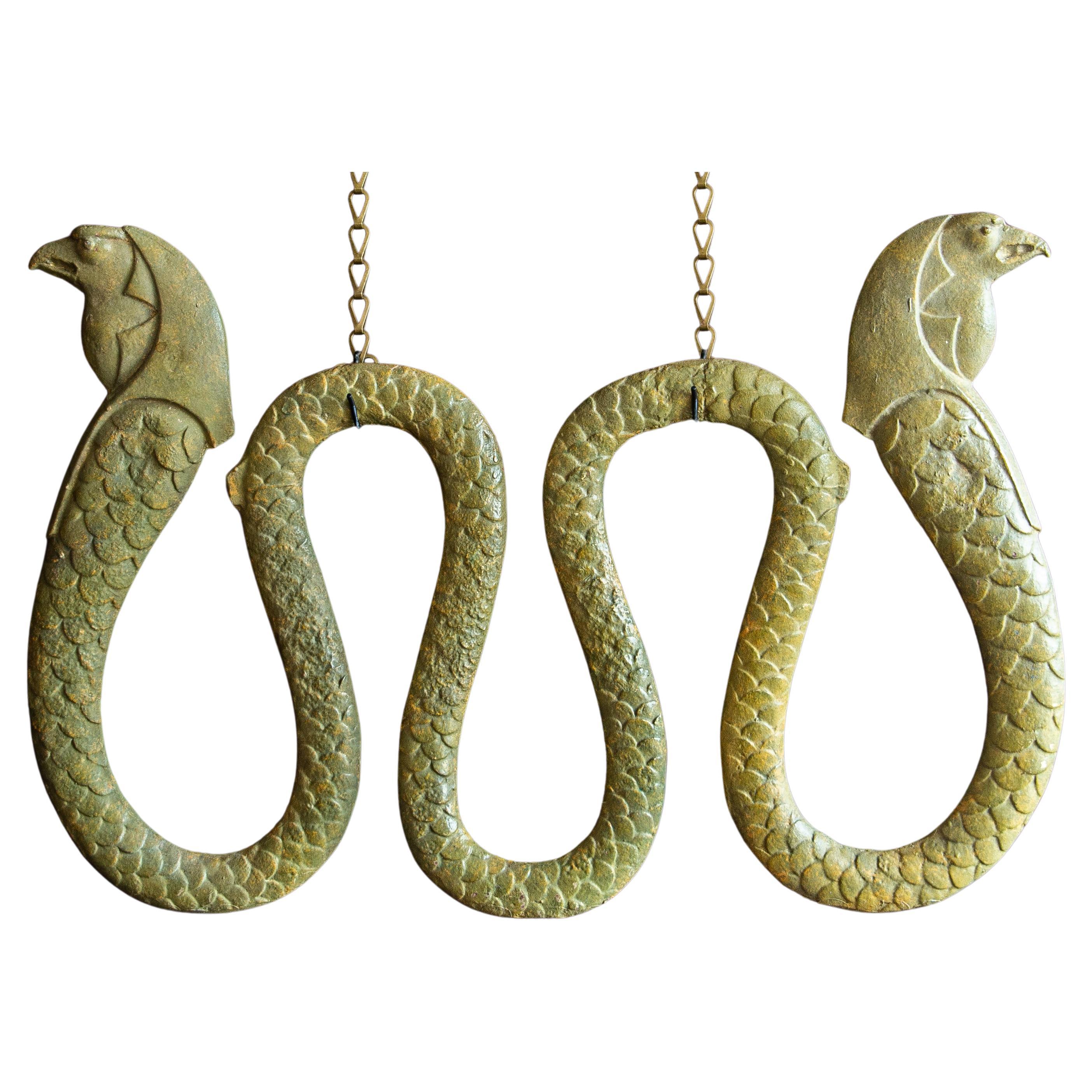 Élément architectural décoratif exquis, une tenture murale de grande envergure. Bronze coulé au sable, patine vert-de-gris ancienne et détails minutieux de la composition, des écailles et des têtes jumelles d'Horus. L'énergie s'exprime dans une