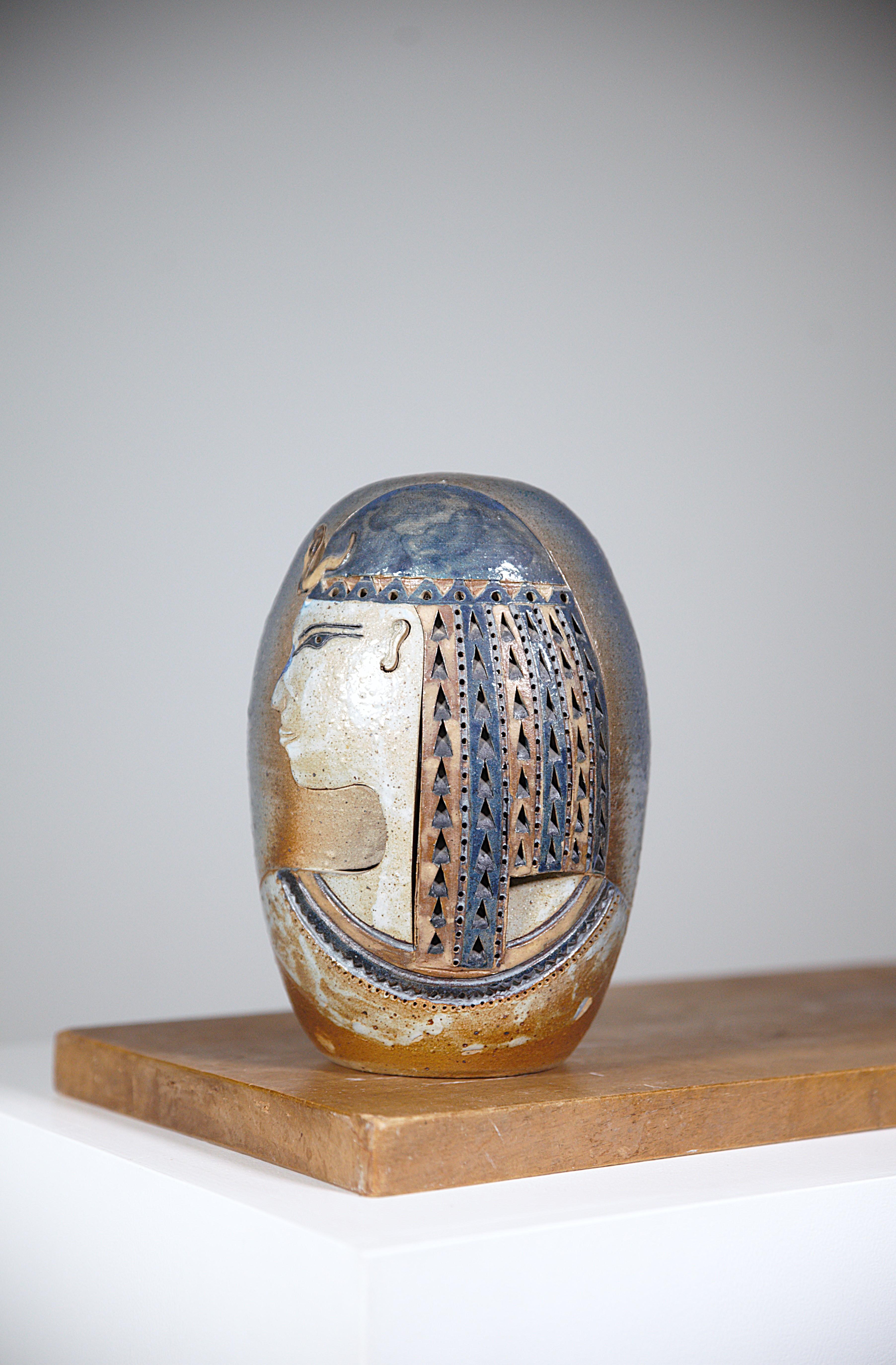 Lampe en grès de style égyptien France 1980's

Signé inconnu et daté de 1987.

Très décoratif

Un bel éclairage.

En très bon état.
