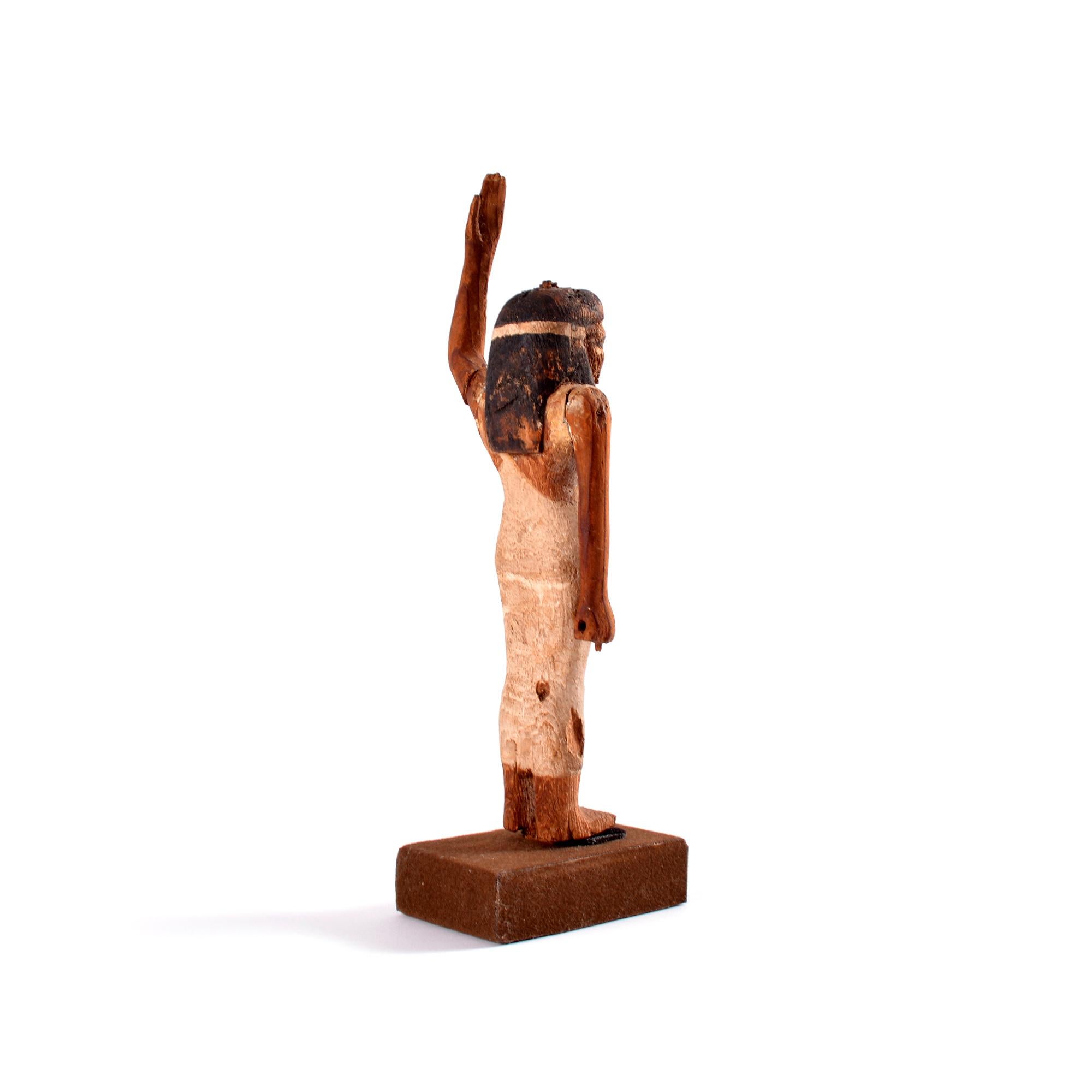 Eine ägyptische Holzfrau mit Bär-Figur, Ägyptisches Königreich (18. Jahrhundert und früher) im Angebot