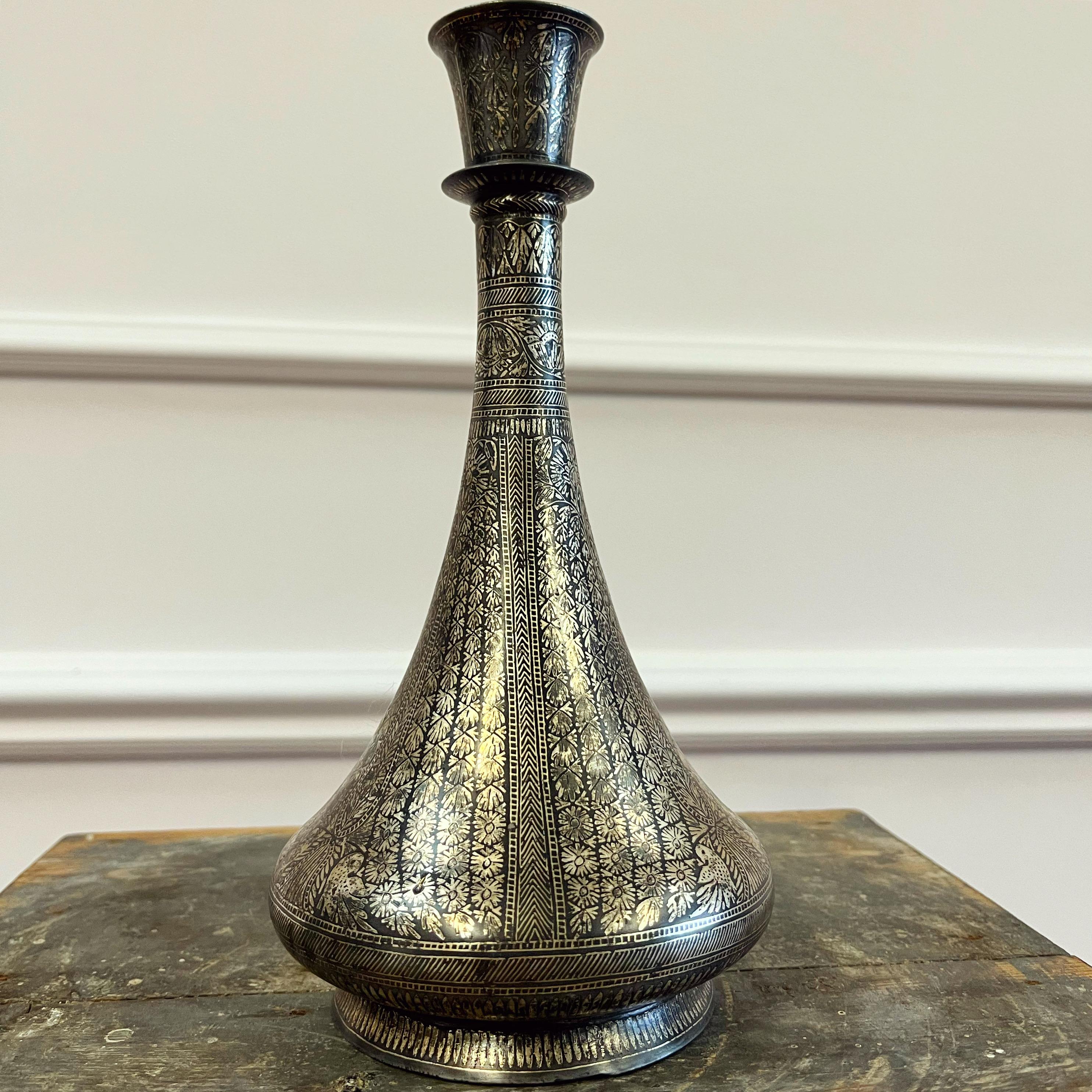 Indien Un vase bidriware du XVIIIe siècle comme lampe en vente