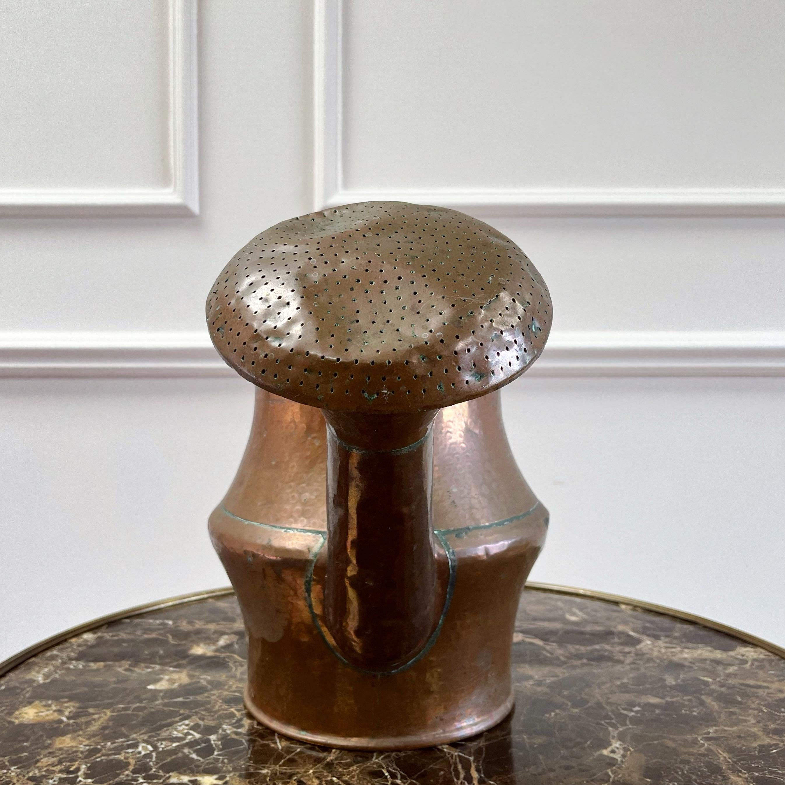 Un grand arrosoir français en cuivre, avec une décoration au marteau et une poignée en boucle exagérée, en très bon état.

Fin du XVIIIe siècle

H 37 x L 52 x P 27 cm