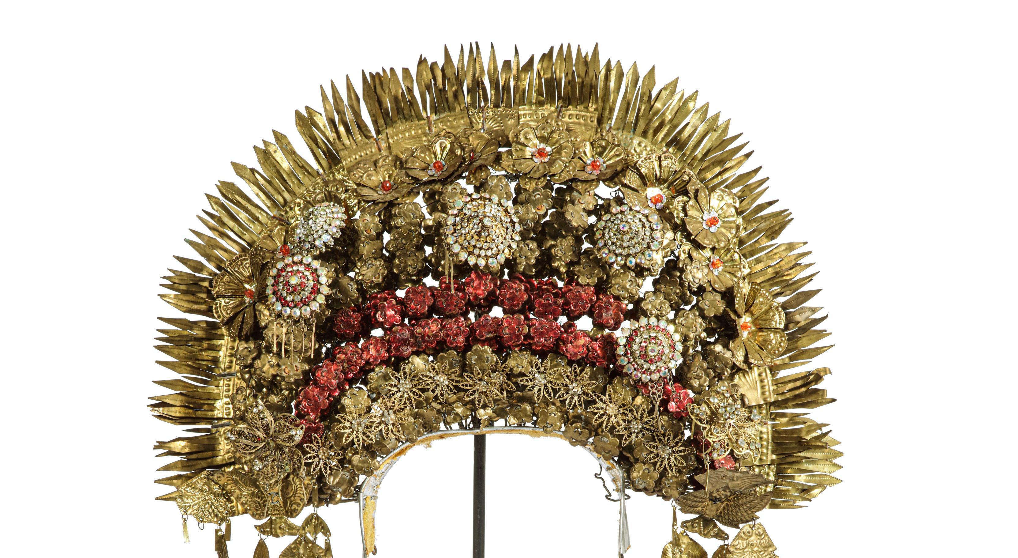 An elaborate Minangkabau gem-set brass floral wedding crown or 'Suntiang'

West Sumatra, Minangkabau, probably 1st half 20th century

H. 66.5 cm (incl. stand)

Provenance: Private collection, the Netherlands

The Suntiang: Crowning the bride In the