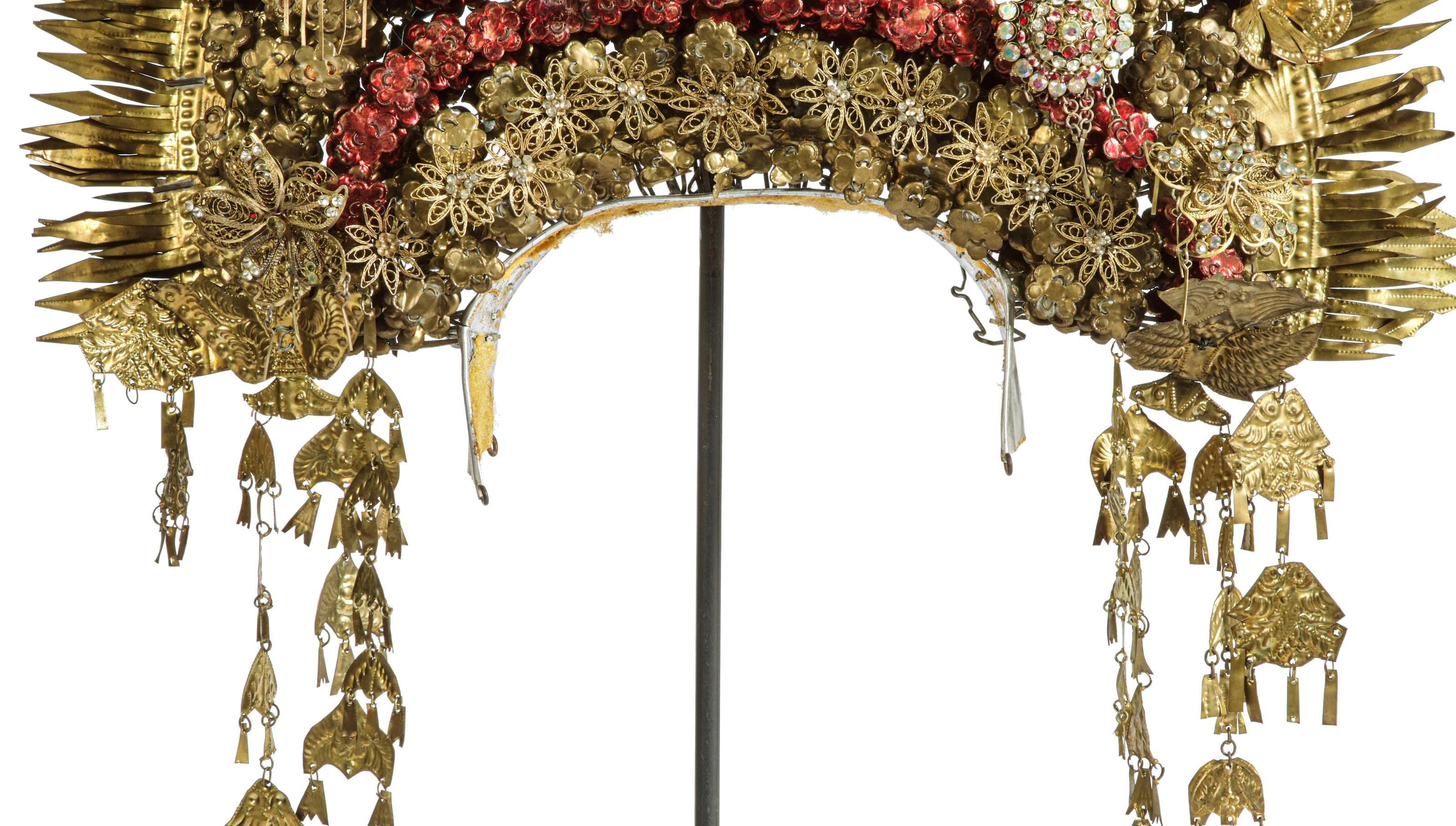 An elaborate Minangkabau gem-set brass floral wedding crown or 'Suntiang' In Good Condition For Sale In Amsterdam, NL