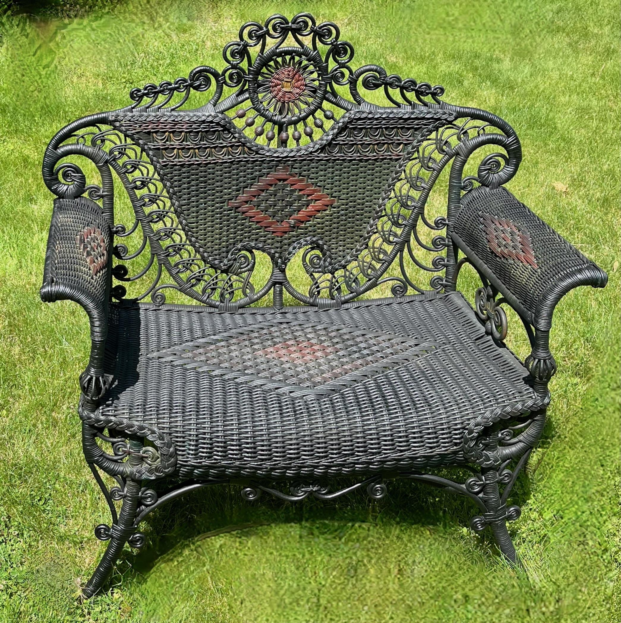 Une belle chaise de réception en osier, conçue et décorée avec soin, américaine, C, 1890.  en très bon état.
Ce siège à la décoration élaborée était polyvalent et était utilisé dans l'entrée de la maison pour les invités, comme siège supplémentaire