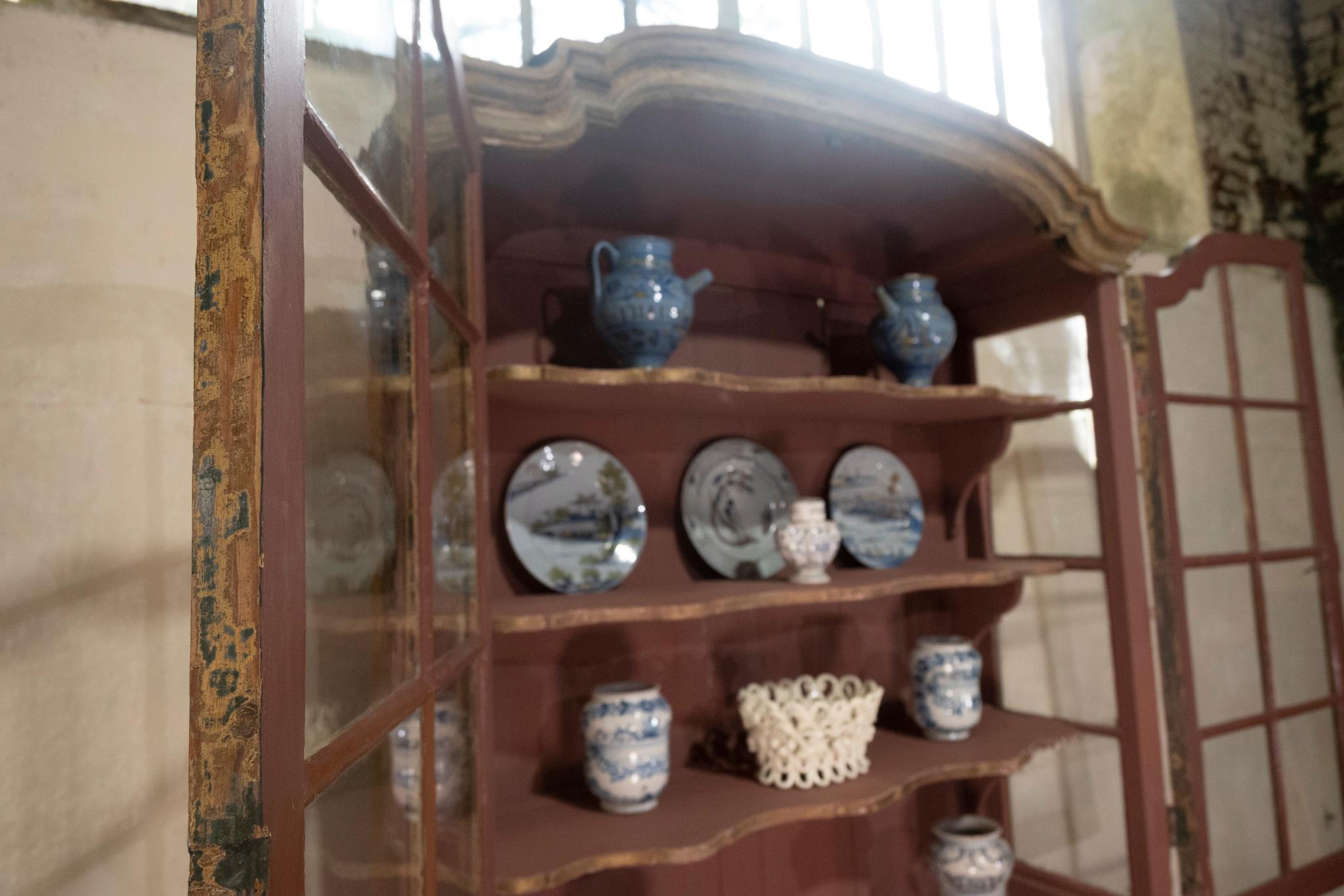 18th Century Dutch Dry Scraped Glazed Vitrine Cabinet For Sale 5