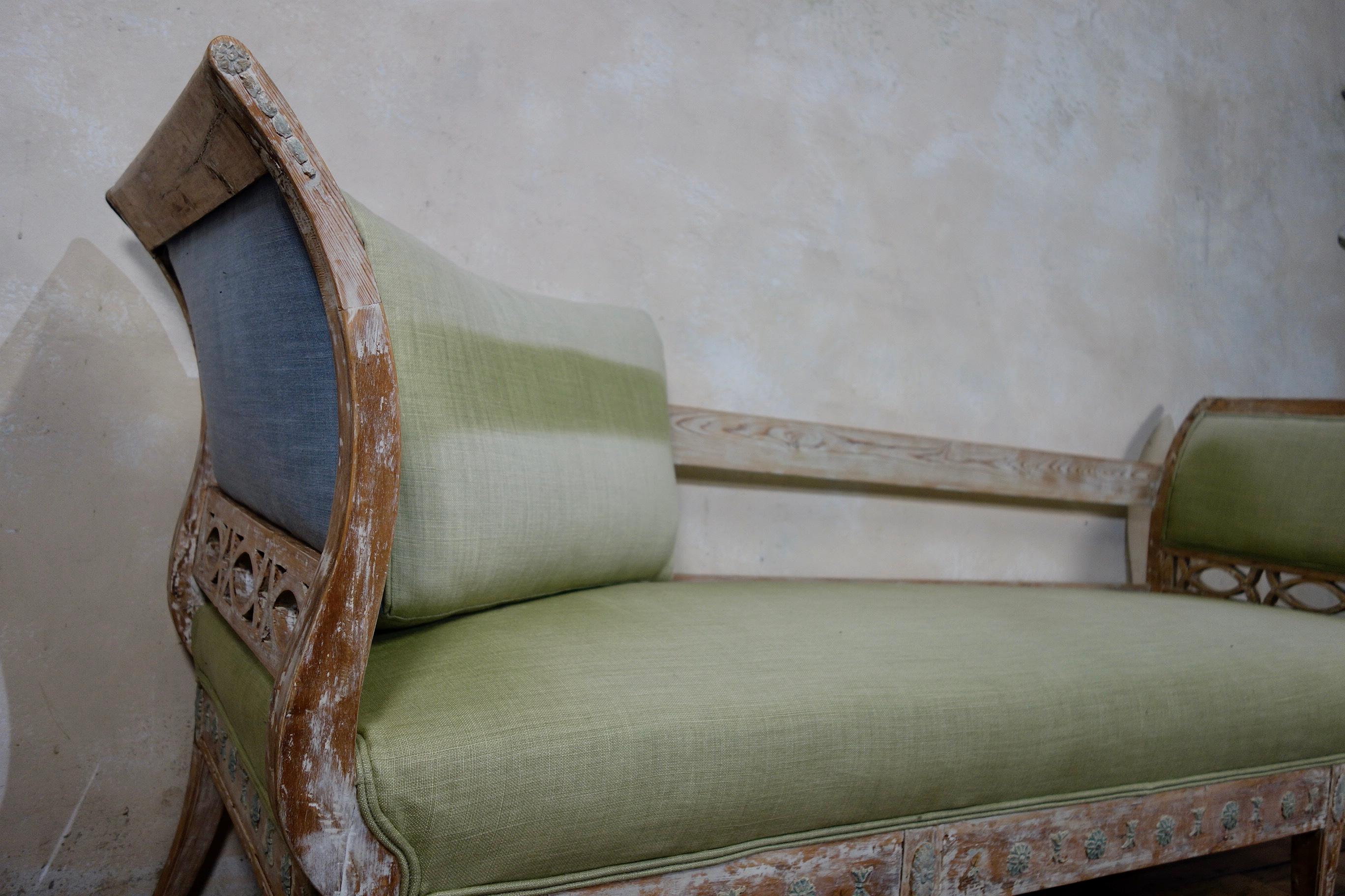 Elegant 18th Century Gustavian Dry Scraped Sofa Lindome, circa 1790 4