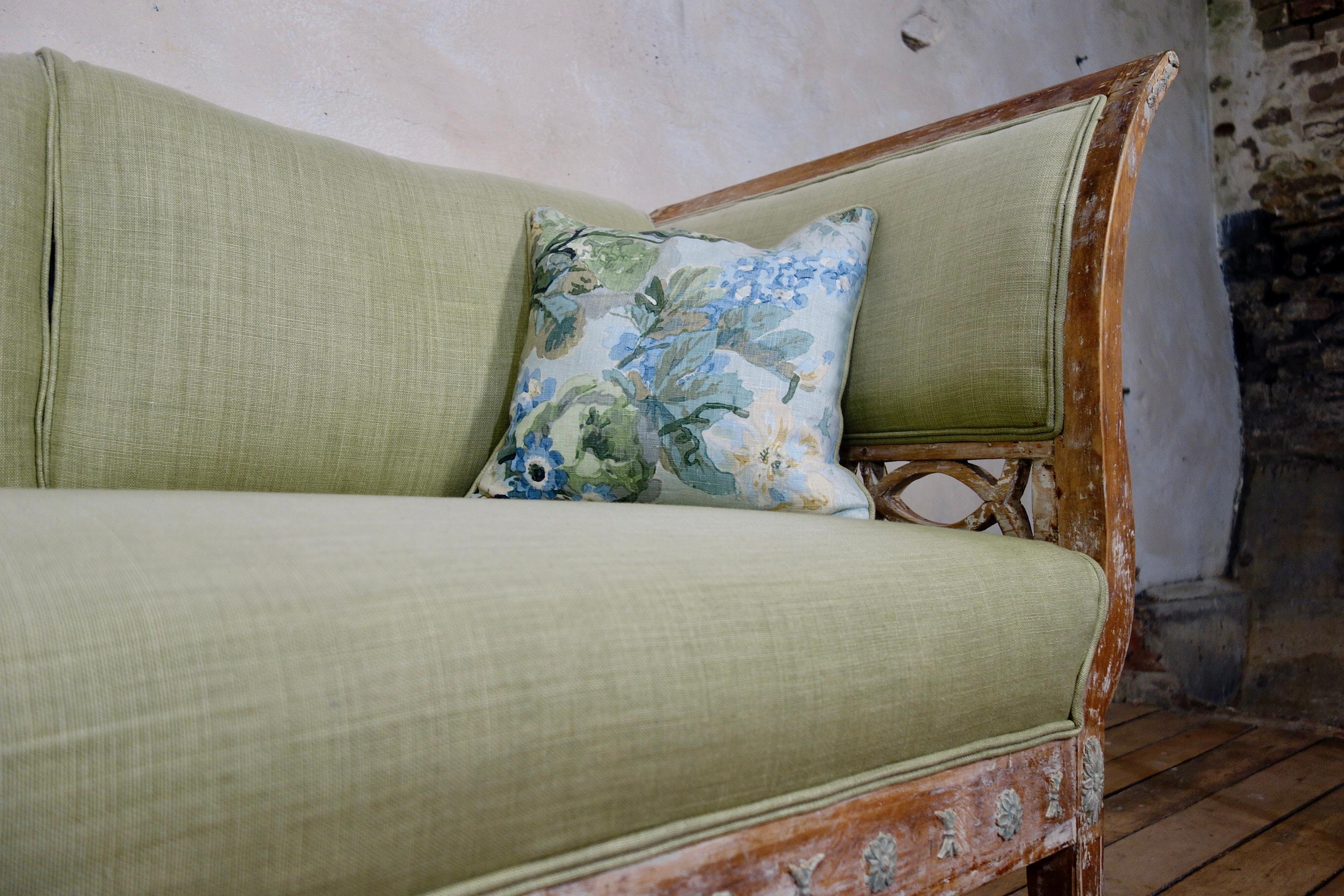 Elegant 18th Century Gustavian Dry Scraped Sofa Lindome, circa 1790 7