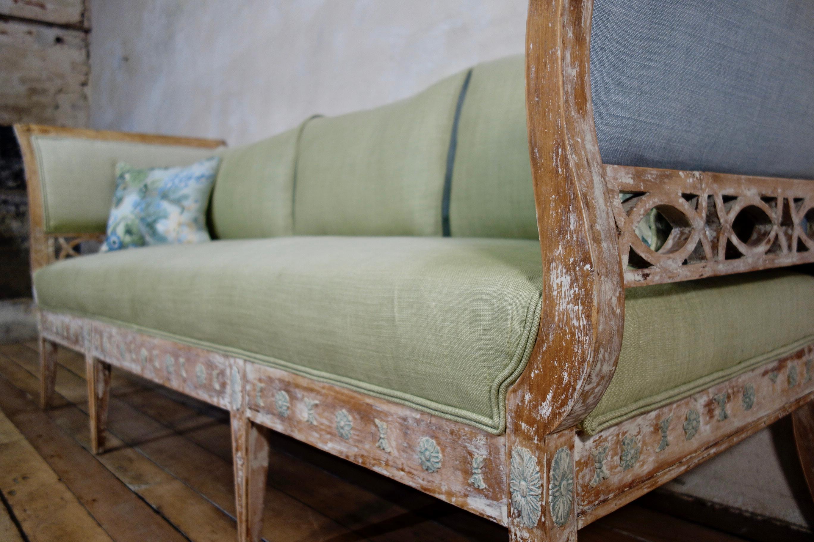 Swedish Elegant 18th Century Gustavian Dry Scraped Sofa Lindome, circa 1790