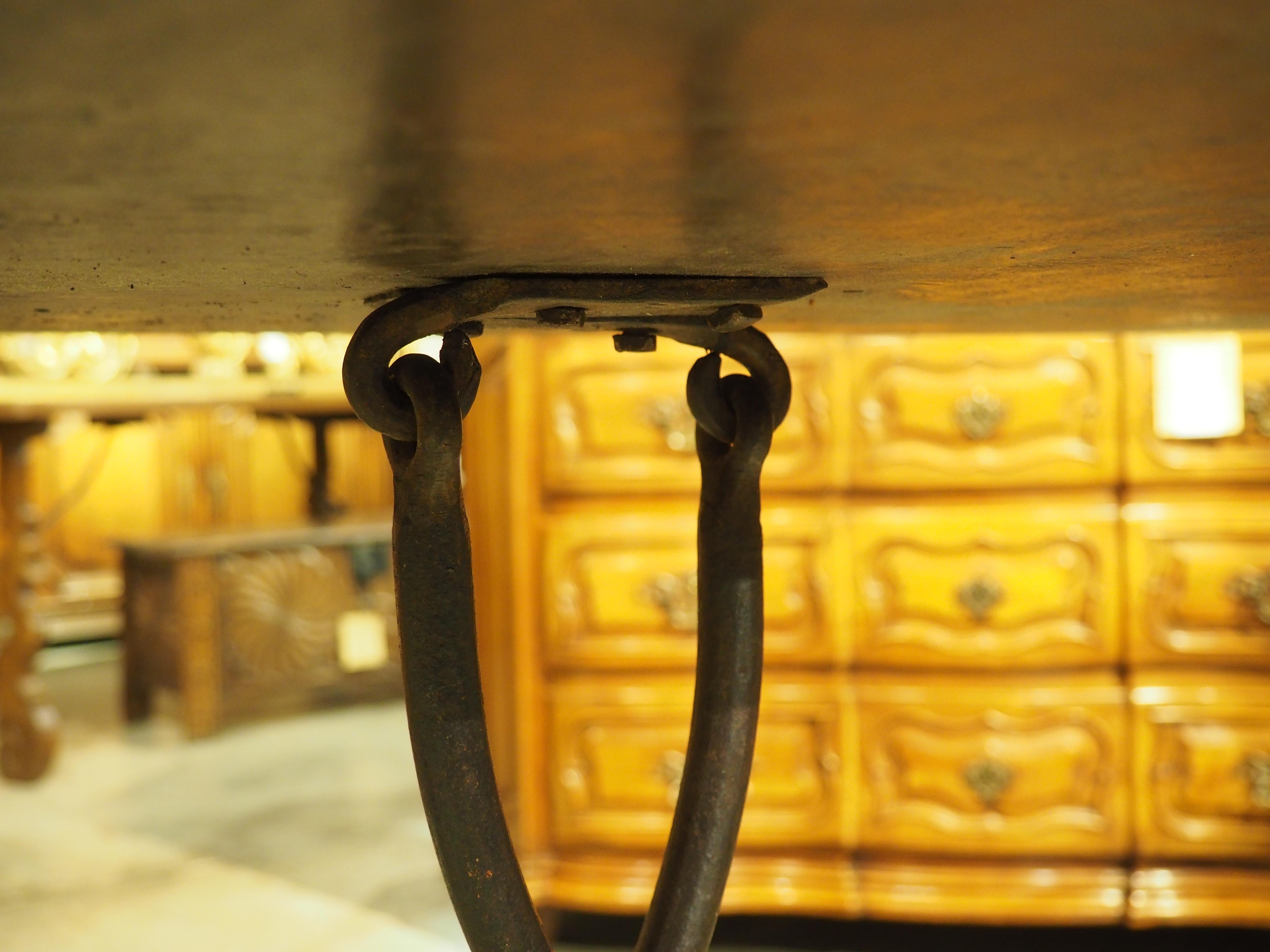 Eleganter Esstisch aus Nussbaumholz aus dem 18. Jahrhundert mit einer Plankenplatte aus Spanien im Angebot 4