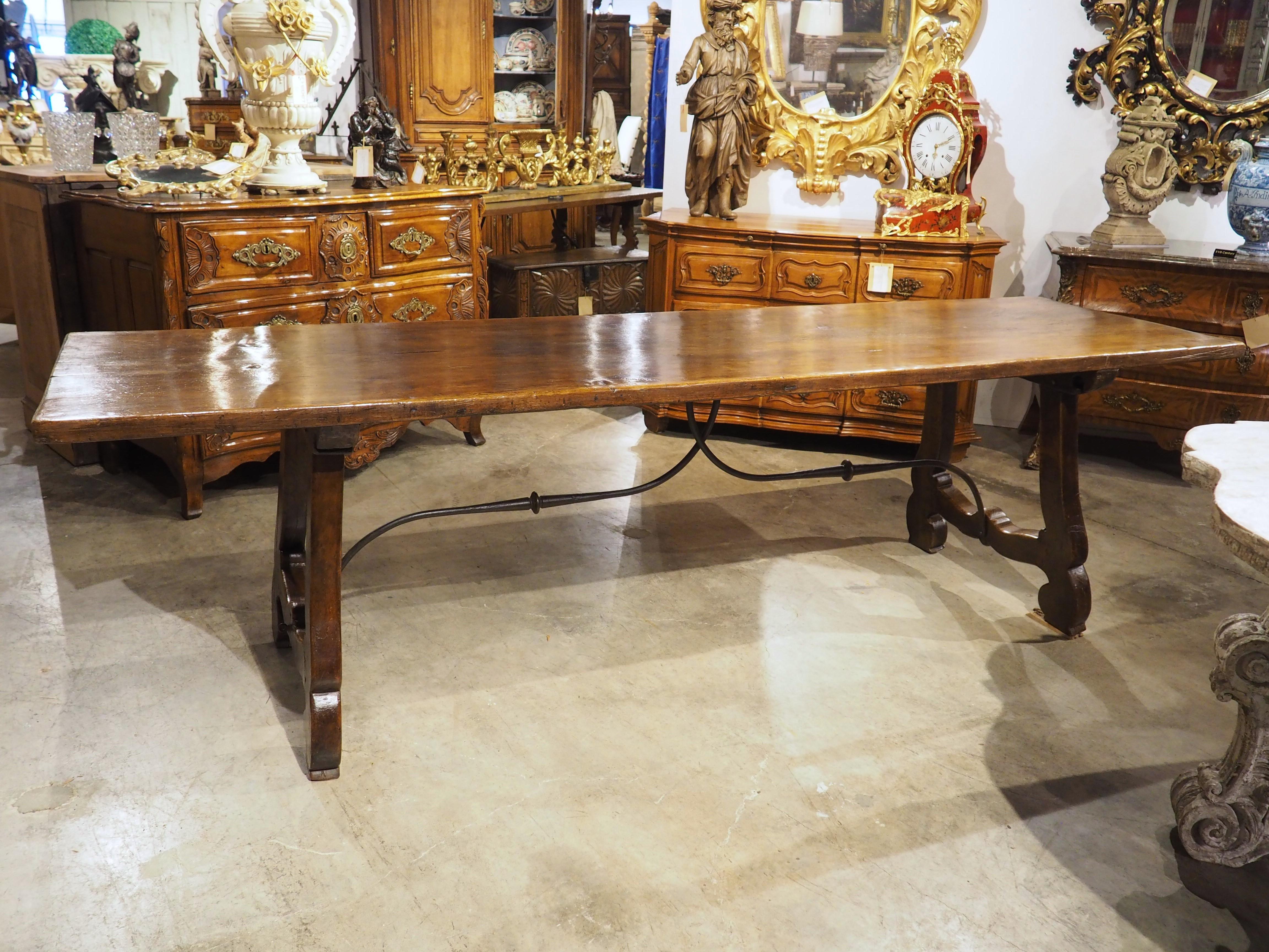Eleganter Esstisch aus Nussbaumholz aus dem 18. Jahrhundert mit einer Plankenplatte aus Spanien im Angebot 7