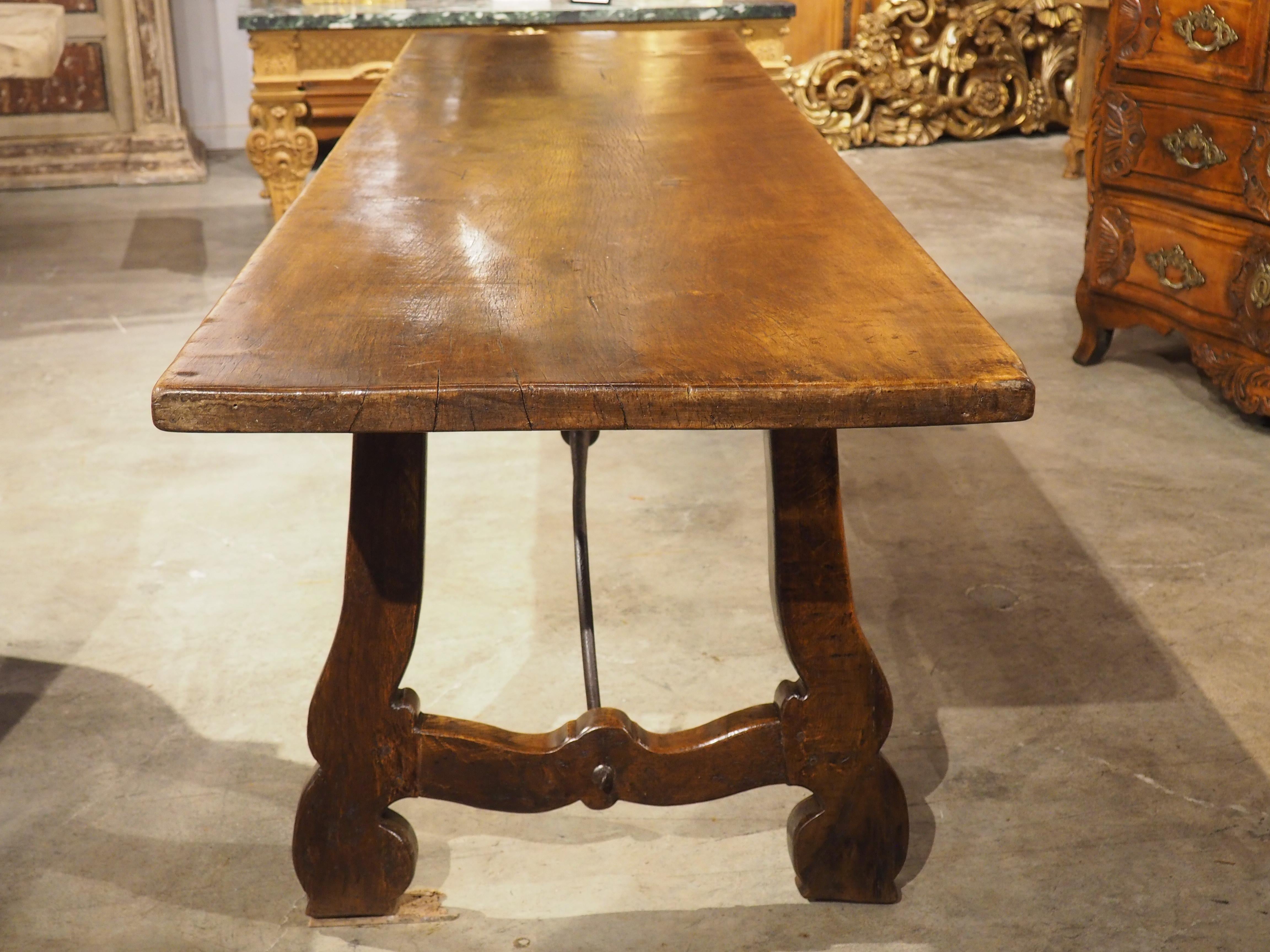 Eleganter Esstisch aus Nussbaumholz aus dem 18. Jahrhundert mit einer Plankenplatte aus Spanien im Angebot 9