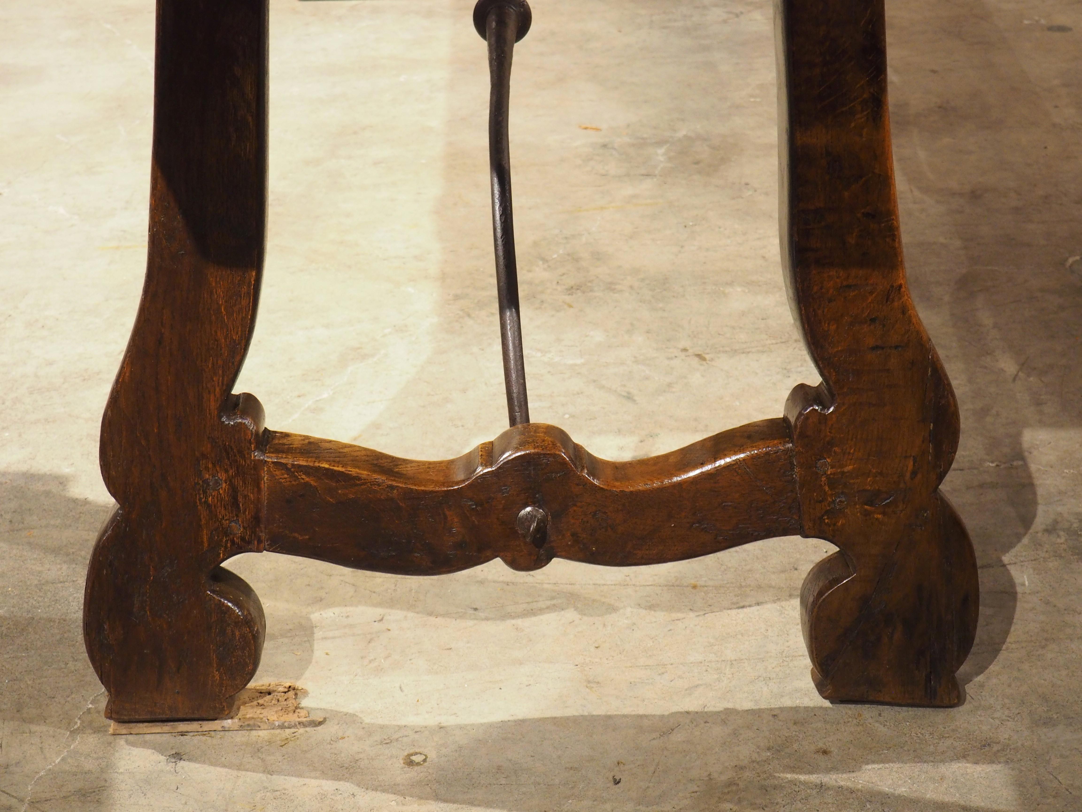Eleganter Esstisch aus Nussbaumholz aus dem 18. Jahrhundert mit einer Plankenplatte aus Spanien im Angebot 10