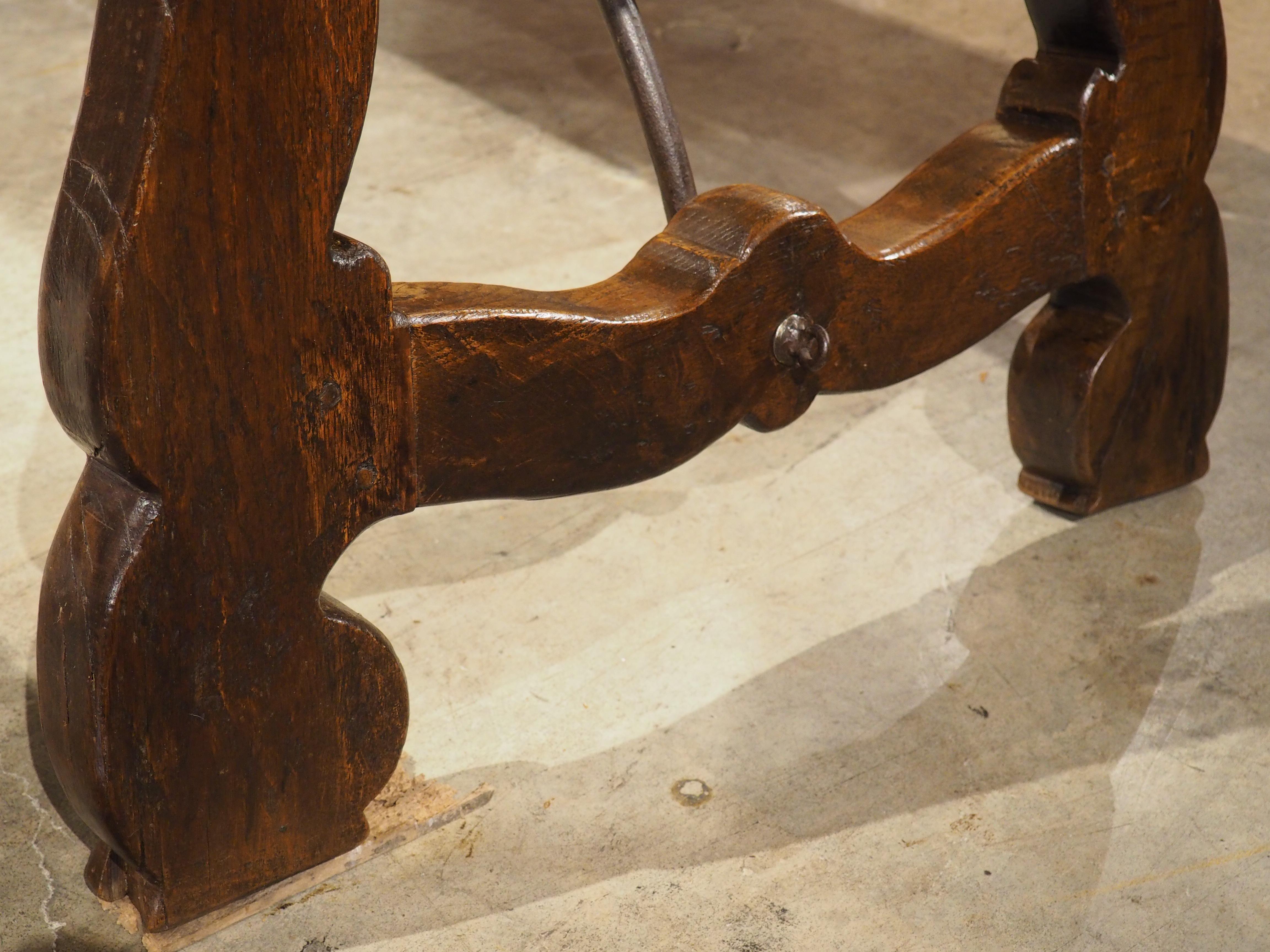 Eleganter Esstisch aus Nussbaumholz aus dem 18. Jahrhundert mit einer Plankenplatte aus Spanien (18. Jahrhundert und früher) im Angebot