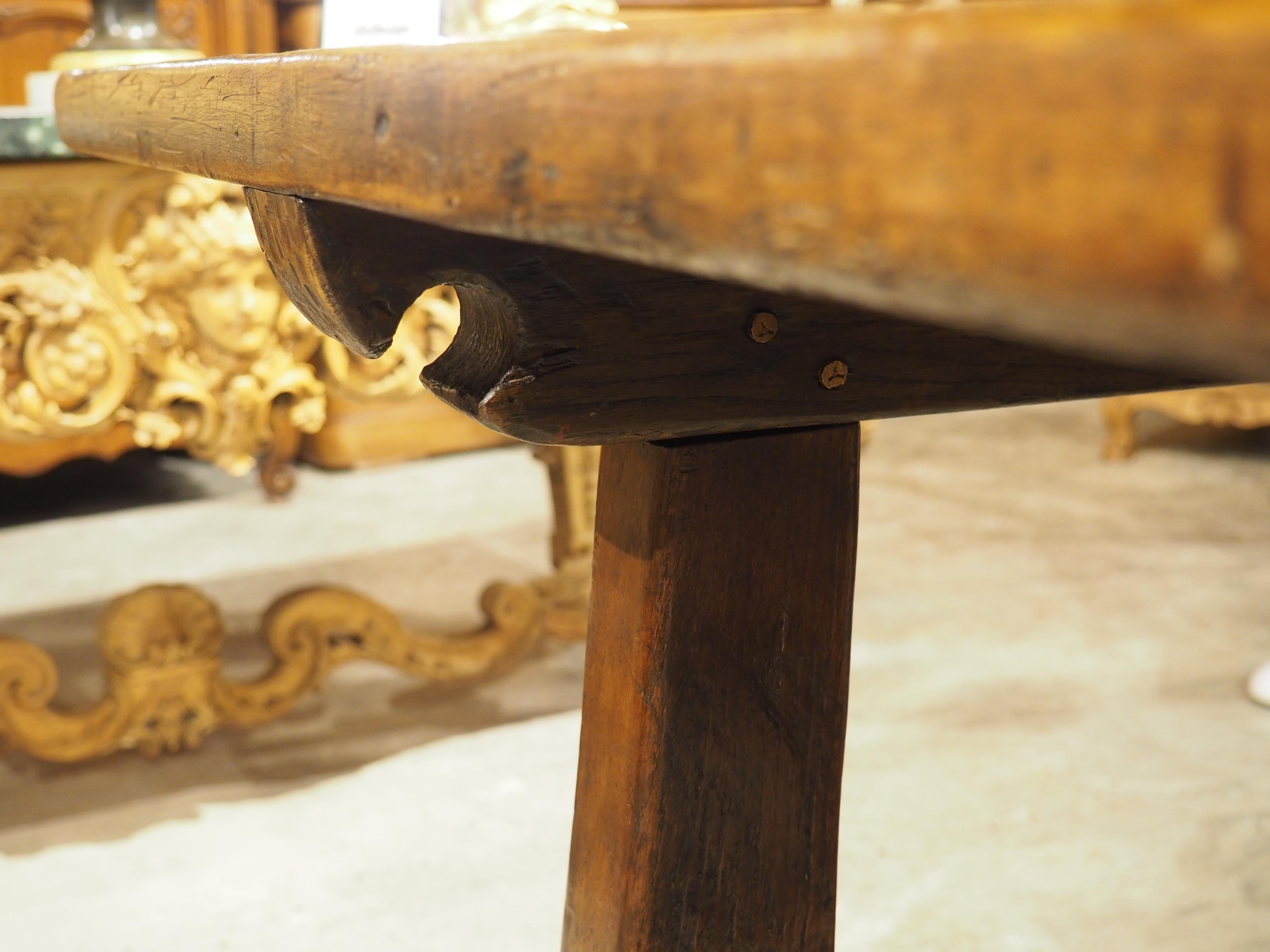 Eleganter Esstisch aus Nussbaumholz aus dem 18. Jahrhundert mit einer Plankenplatte aus Spanien (Metall) im Angebot