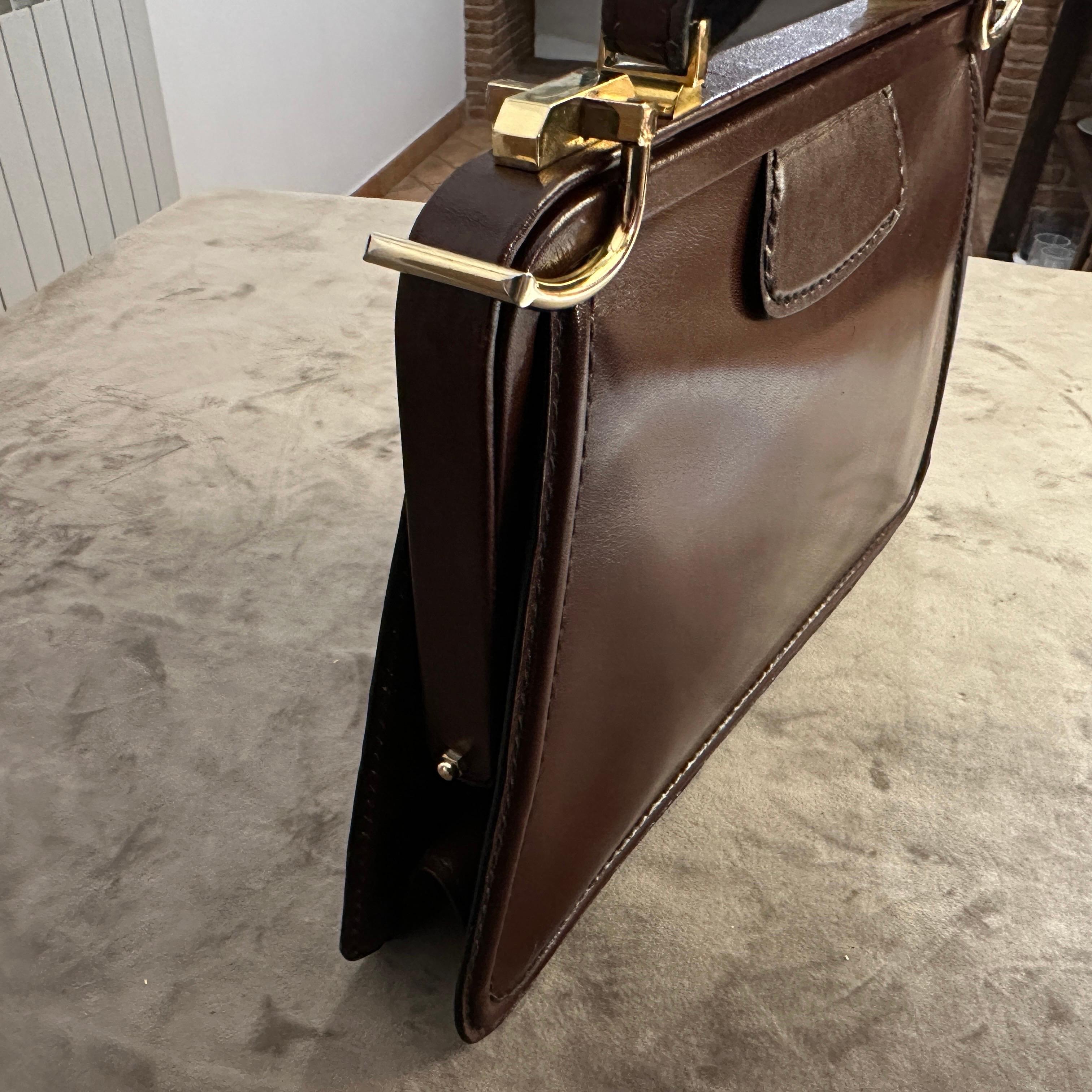 Un'elegante borsa a manico superiore in pelle marrone e ottone degli anni '190 in vendita 6