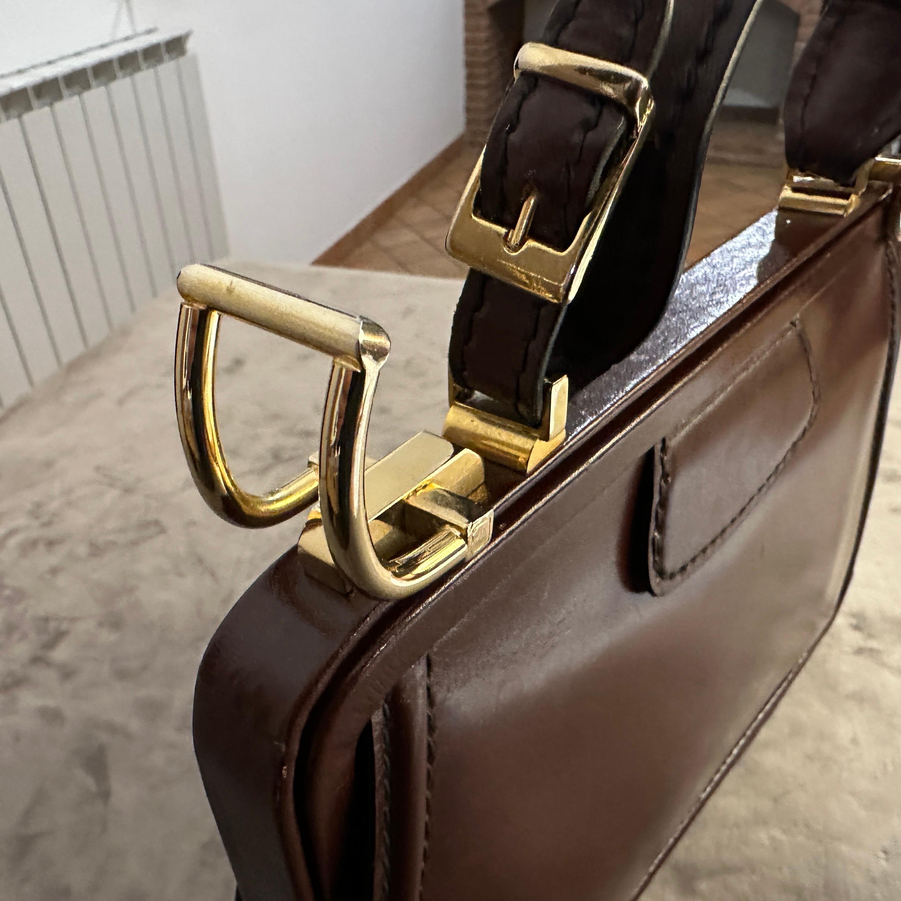 Un'elegante borsa a manico superiore in pelle marrone e ottone degli anni '190 in vendita 7