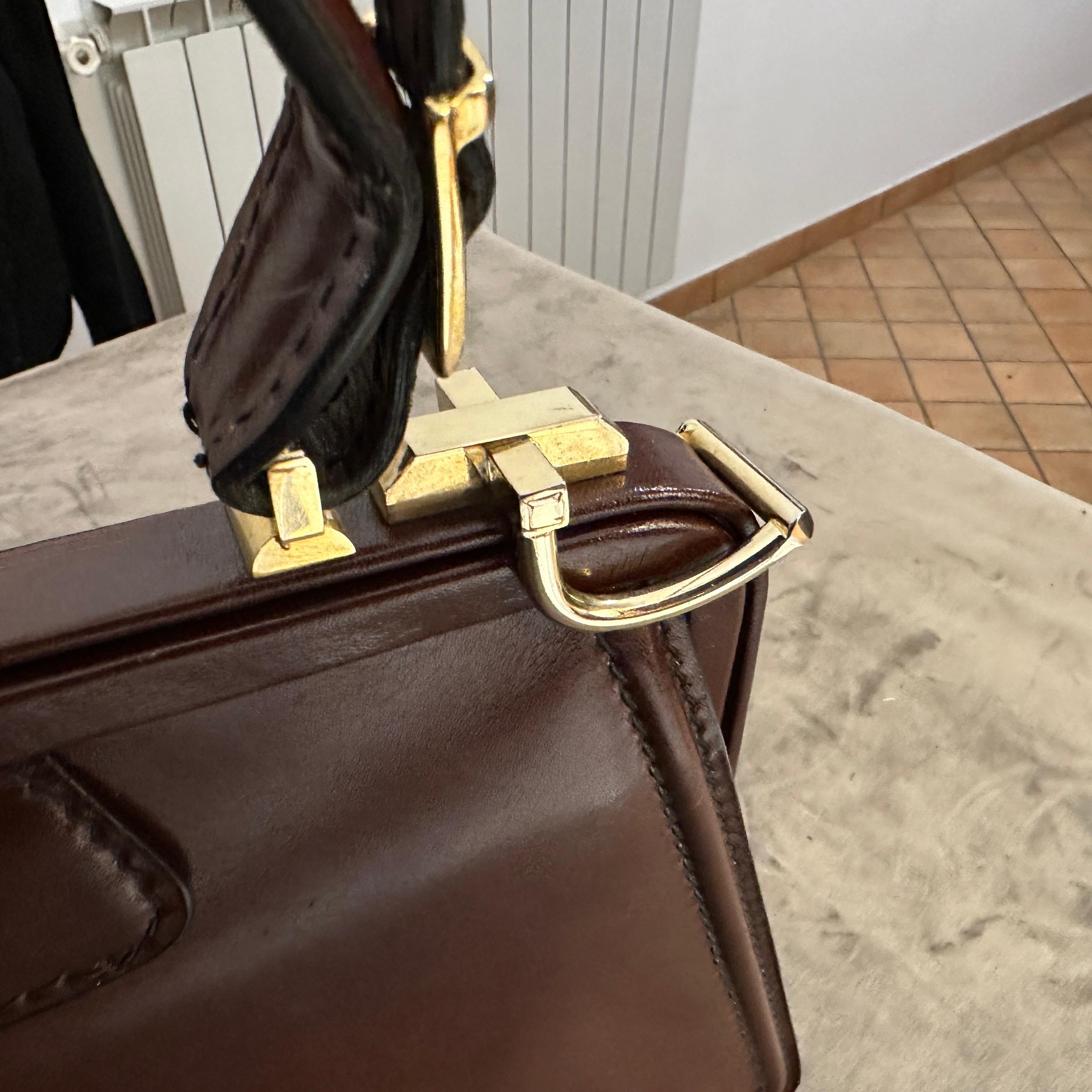 Un'elegante borsa a manico superiore in pelle marrone e ottone degli anni '190 in vendita 8