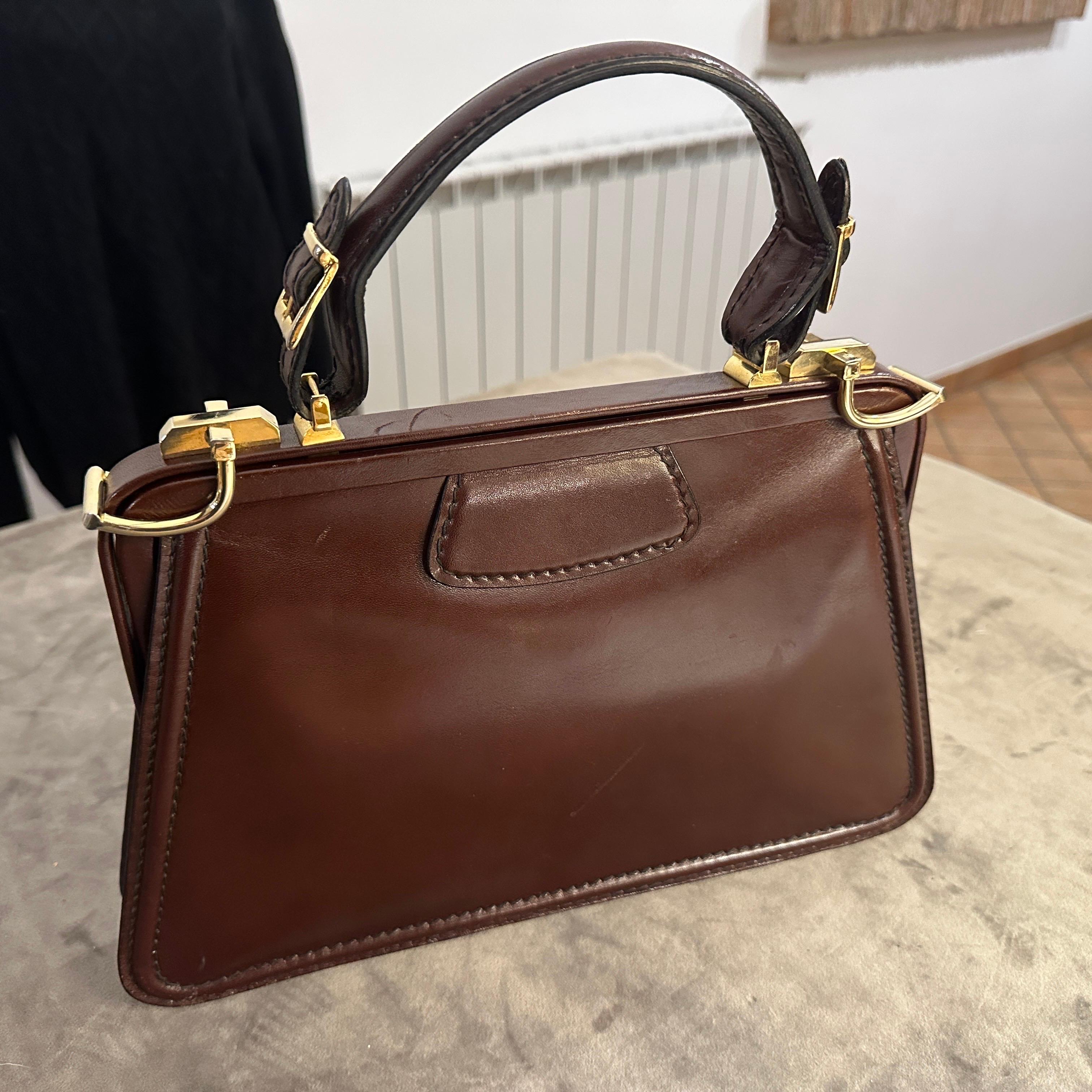 Un'elegante borsa a manico superiore in pelle marrone e ottone degli anni '190 in vendita 9