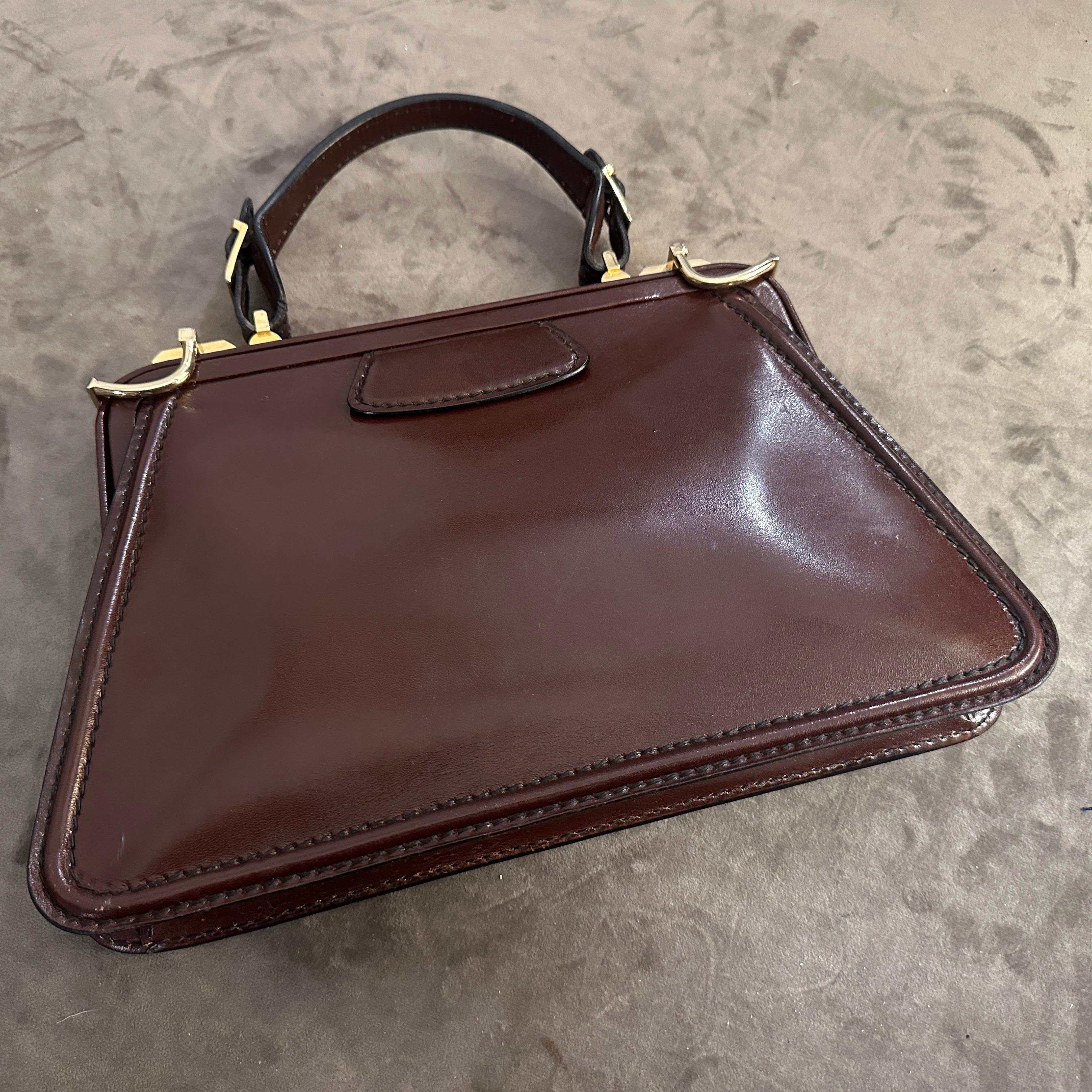Un'elegante borsa a manico superiore in pelle marrone e ottone degli anni '190 in vendita 10