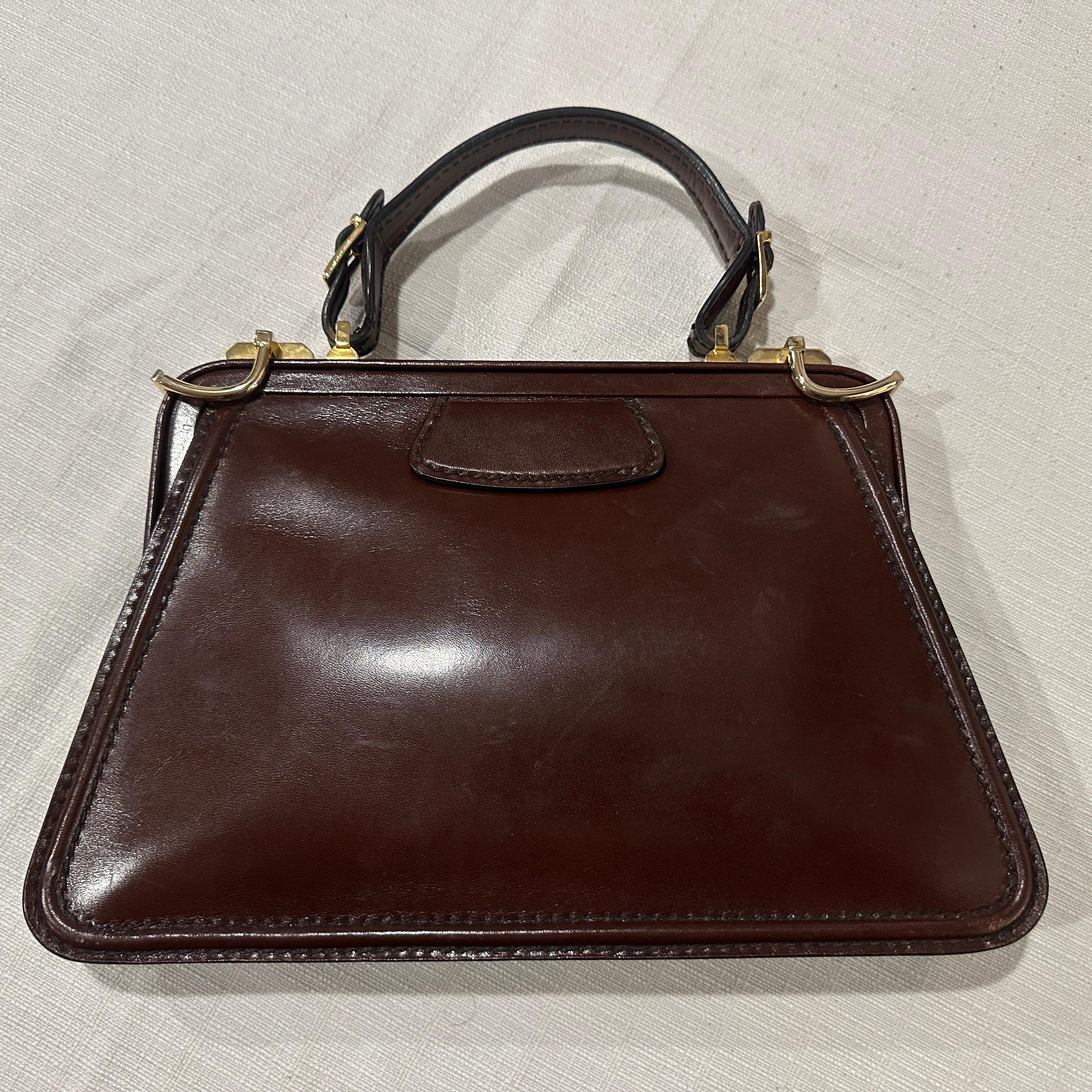 Marrone Un'elegante borsa a manico superiore in pelle marrone e ottone degli anni '190 in vendita