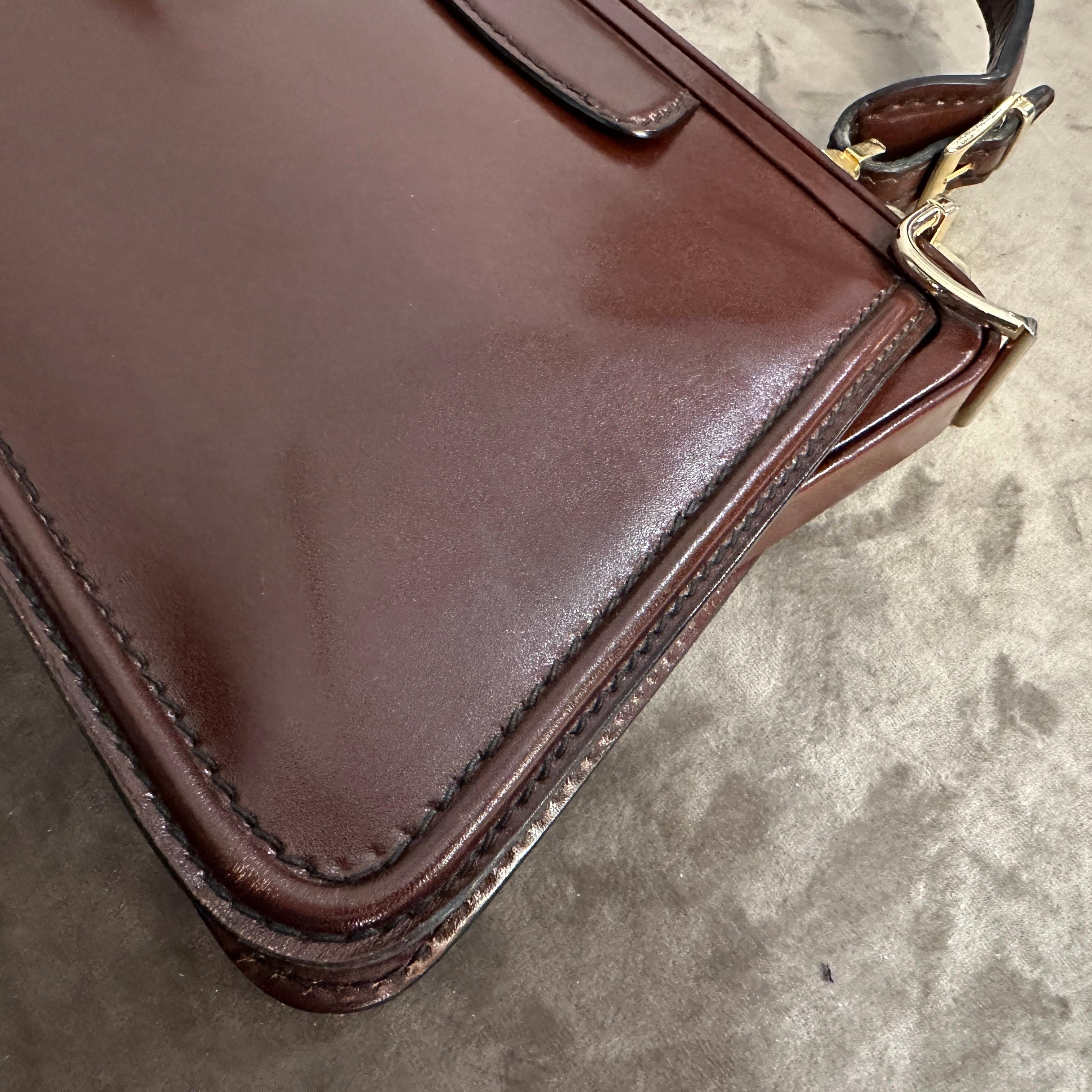 Un'elegante borsa a manico superiore in pelle marrone e ottone degli anni '190 In condizioni ottime in vendita a Aci Castello, IT